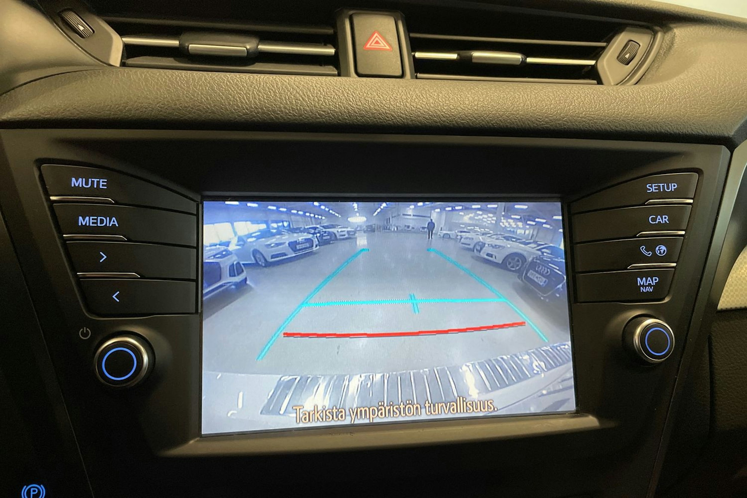 valkoinen Toyota Avensis 2016 kuva 21.