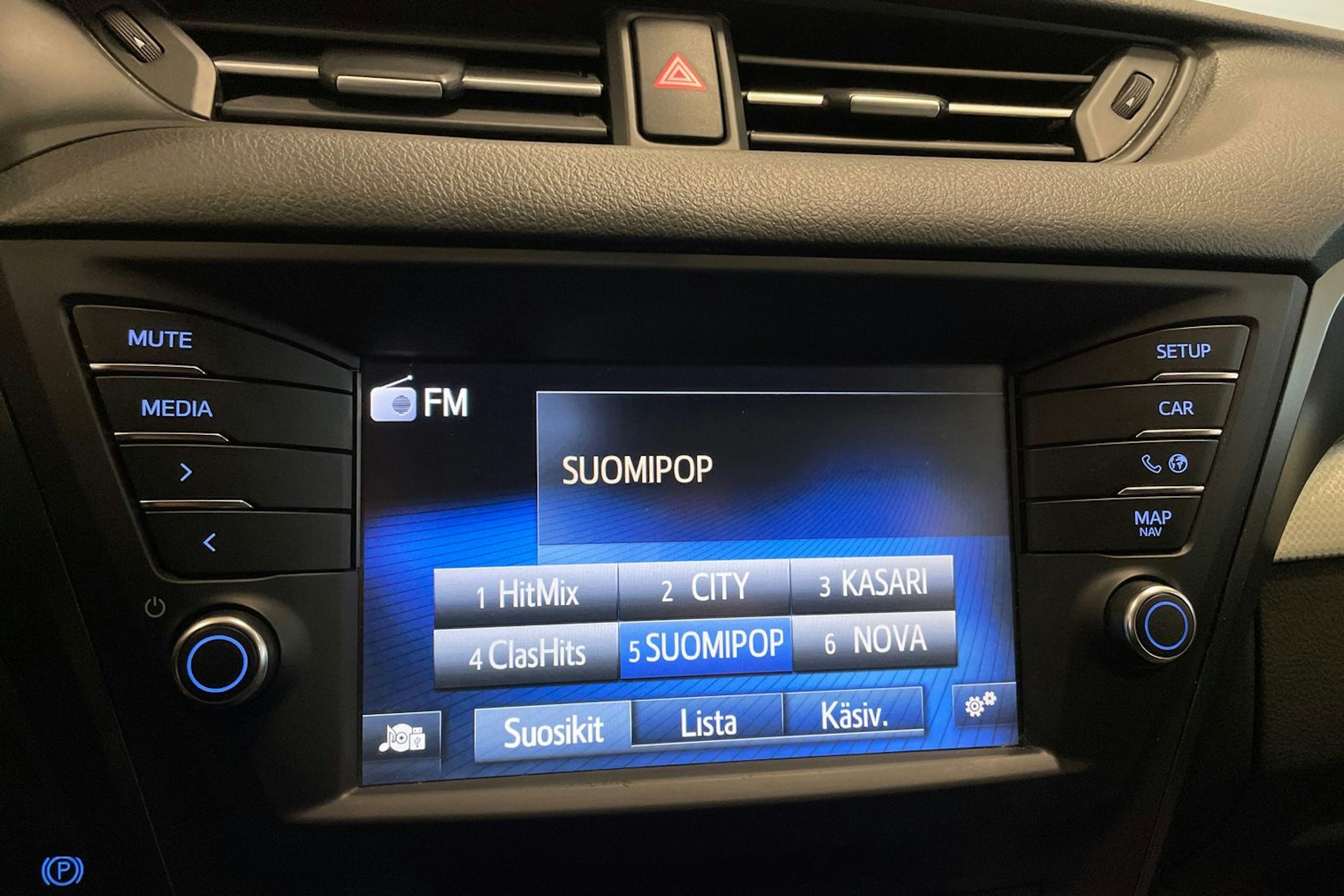 valkoinen Toyota Avensis 2016 kuva 22.