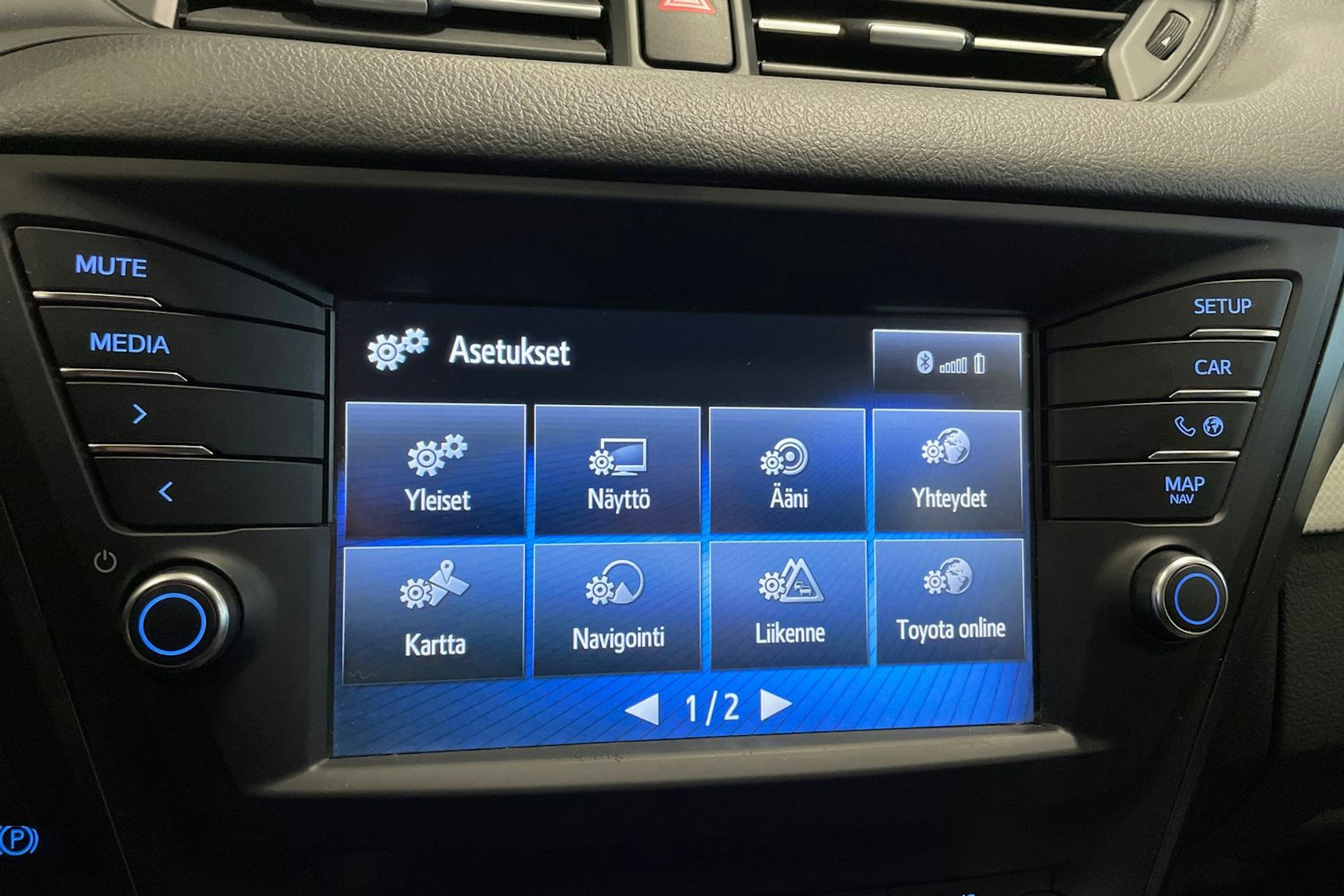 valkoinen Toyota Avensis 2016 kuva 23.