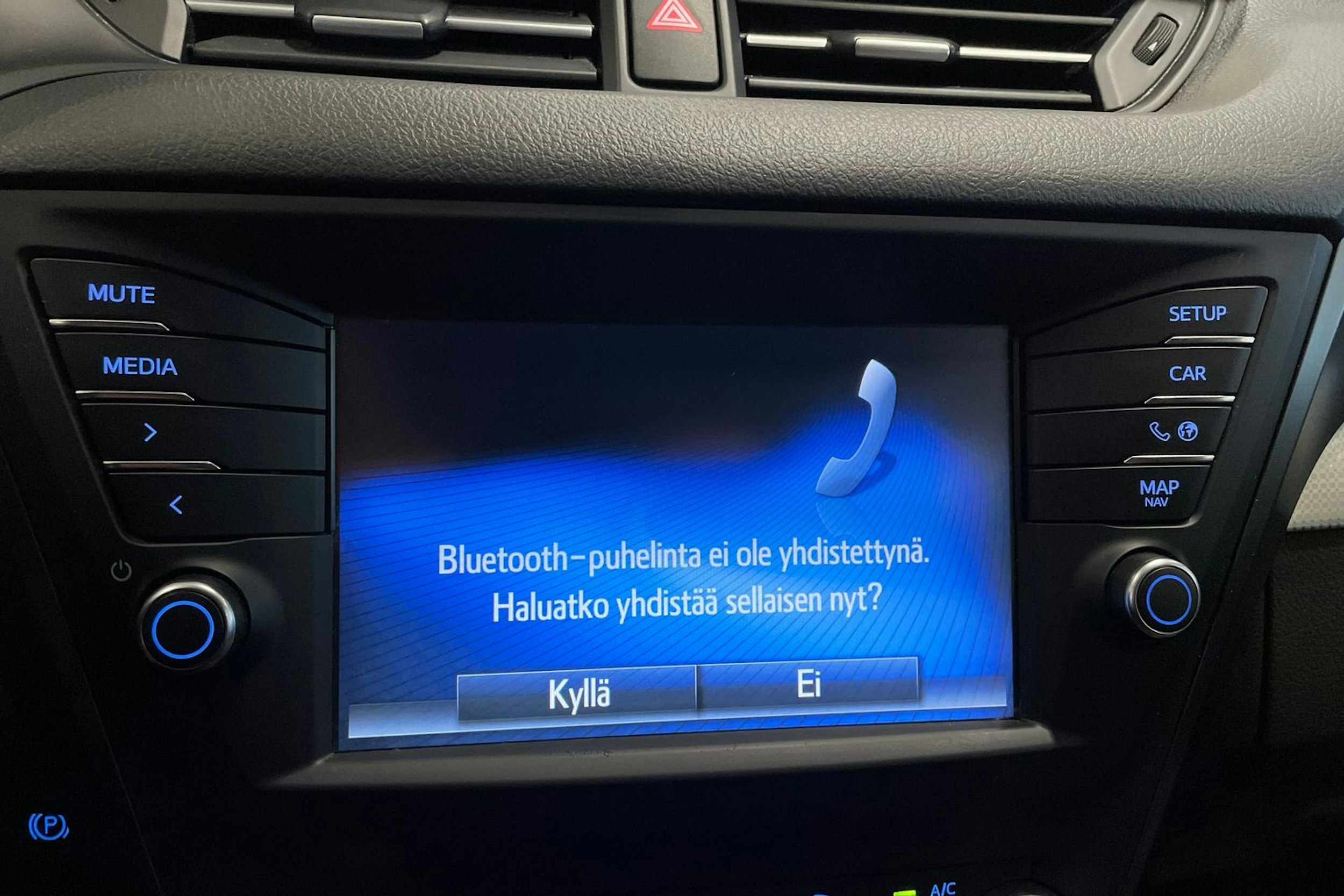 valkoinen Toyota Avensis 2016 kuva 26.