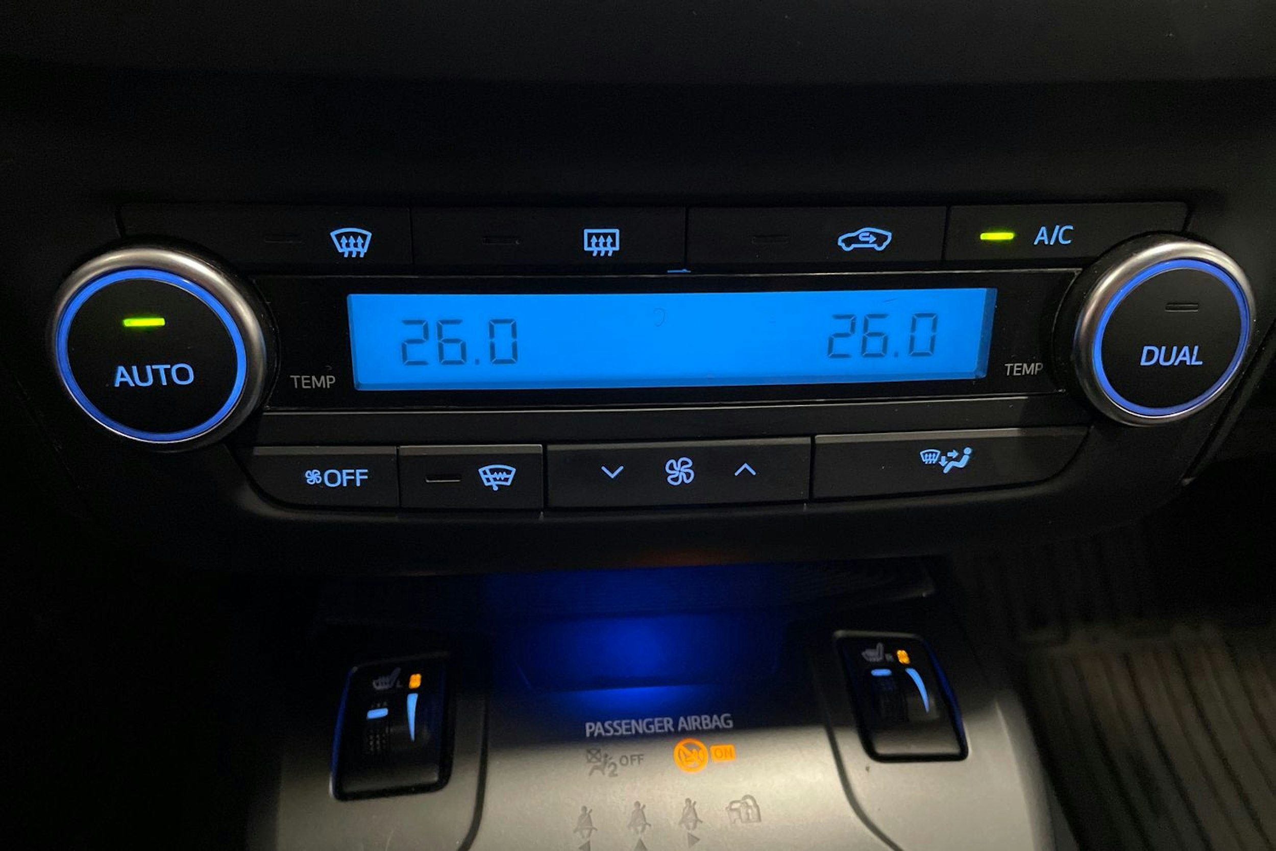 valkoinen Toyota Avensis 2016 kuva 27.