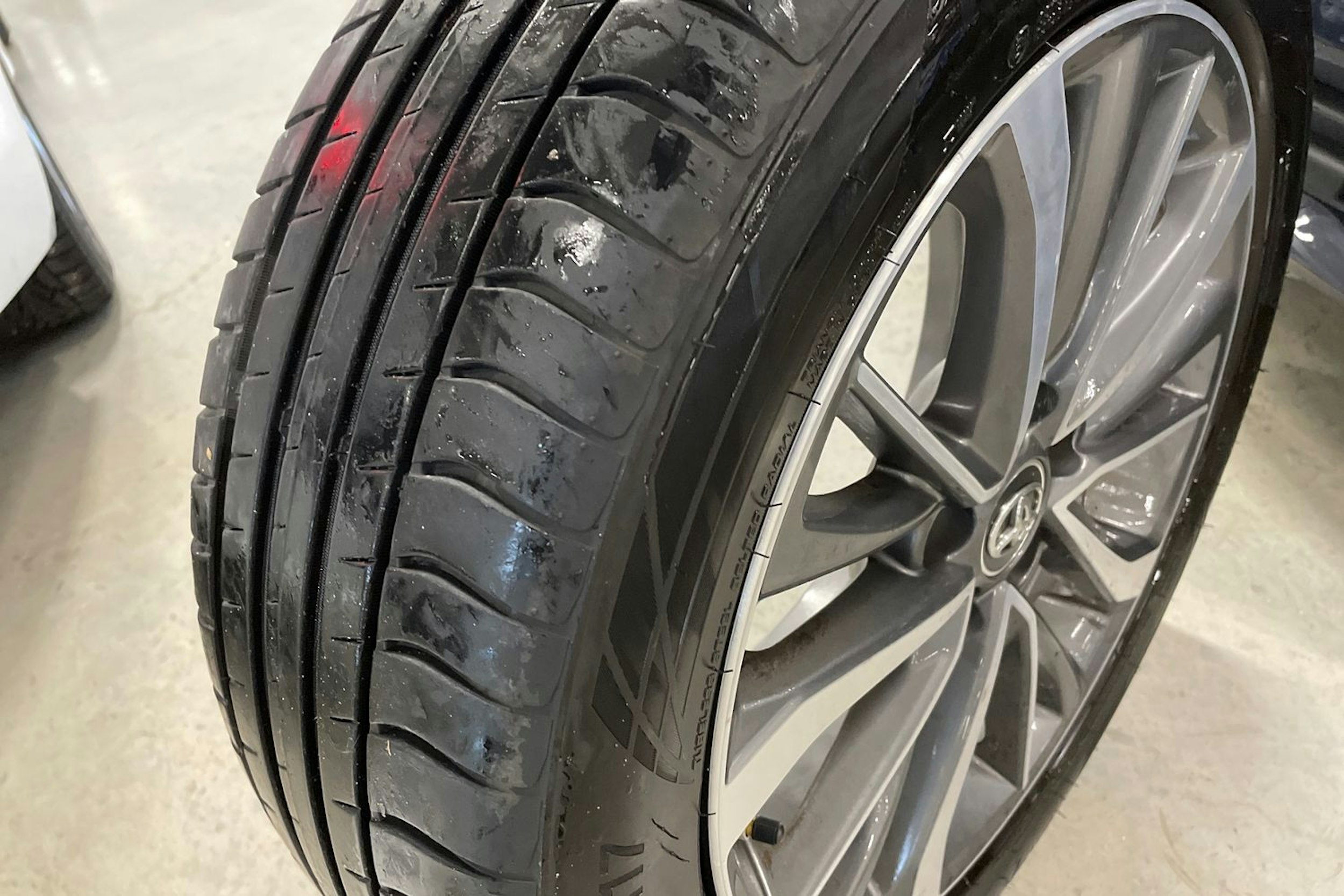 valkoinen Toyota Avensis 2016 kuva 32.