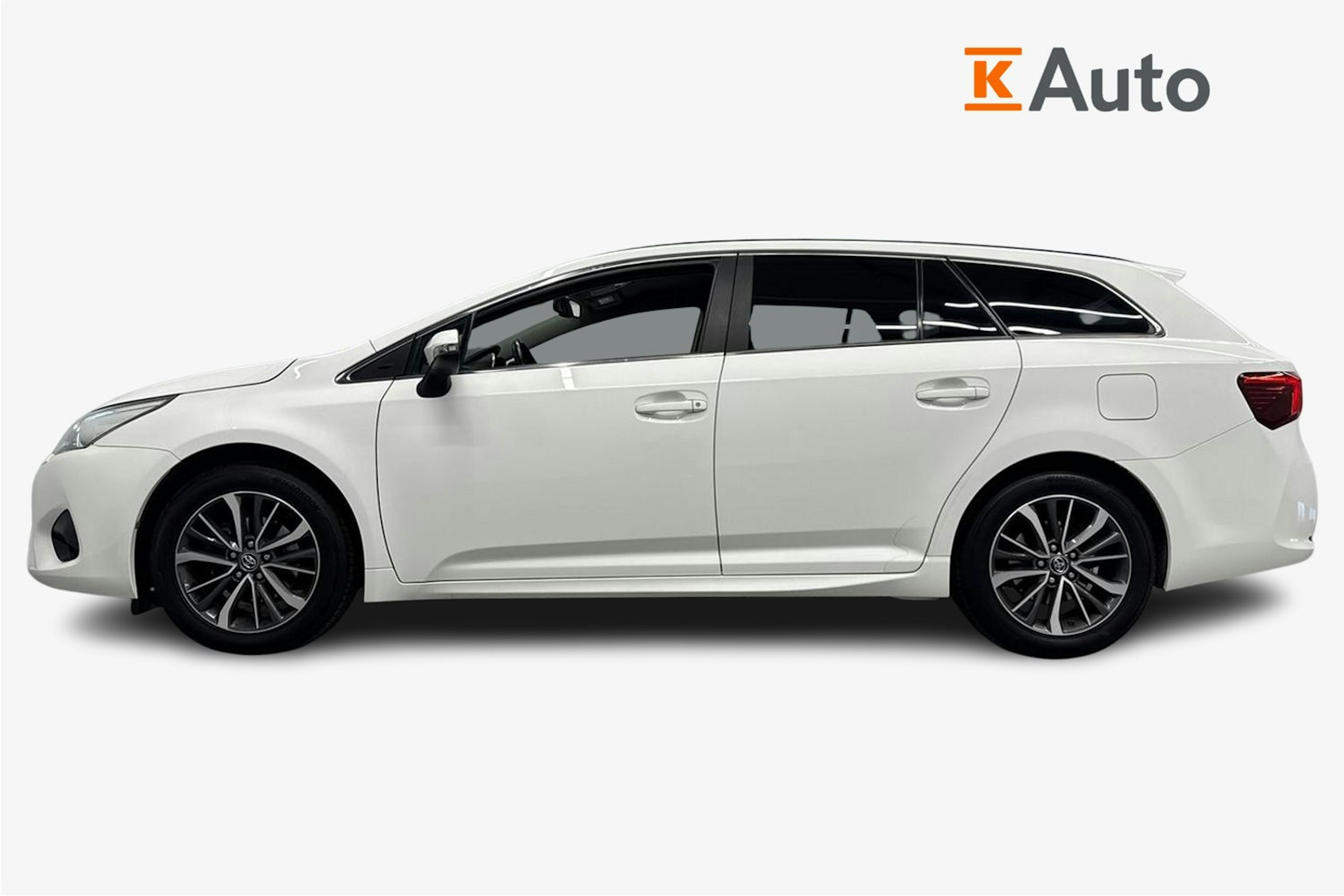 valkoinen Toyota Avensis 2016 kuva 5.