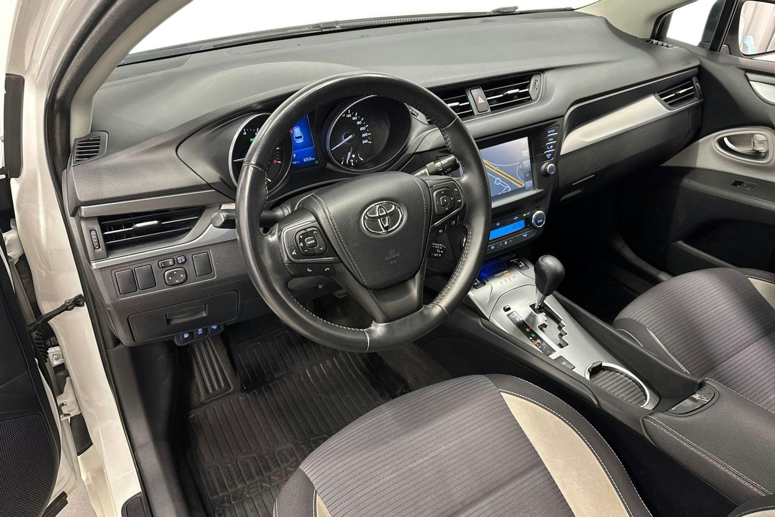 valkoinen Toyota Avensis 2016 kuva 6.