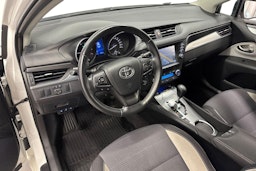 valkoinen Toyota Avensis 2016 kuva 6.