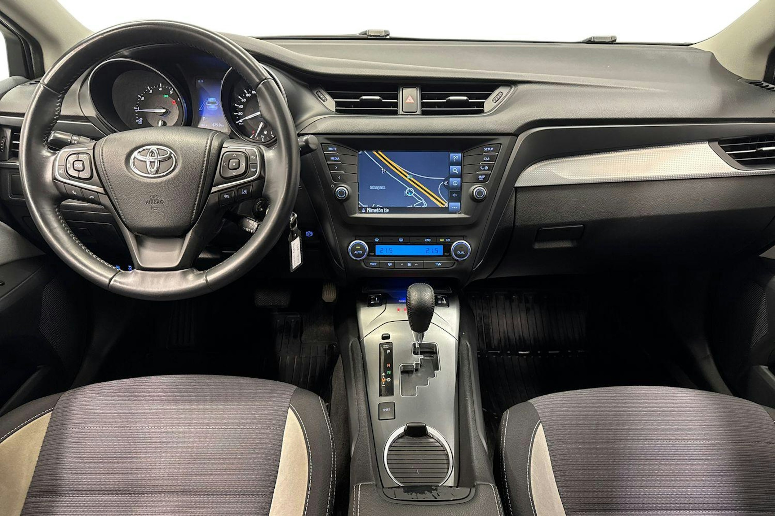 valkoinen Toyota Avensis 2016 kuva 7.