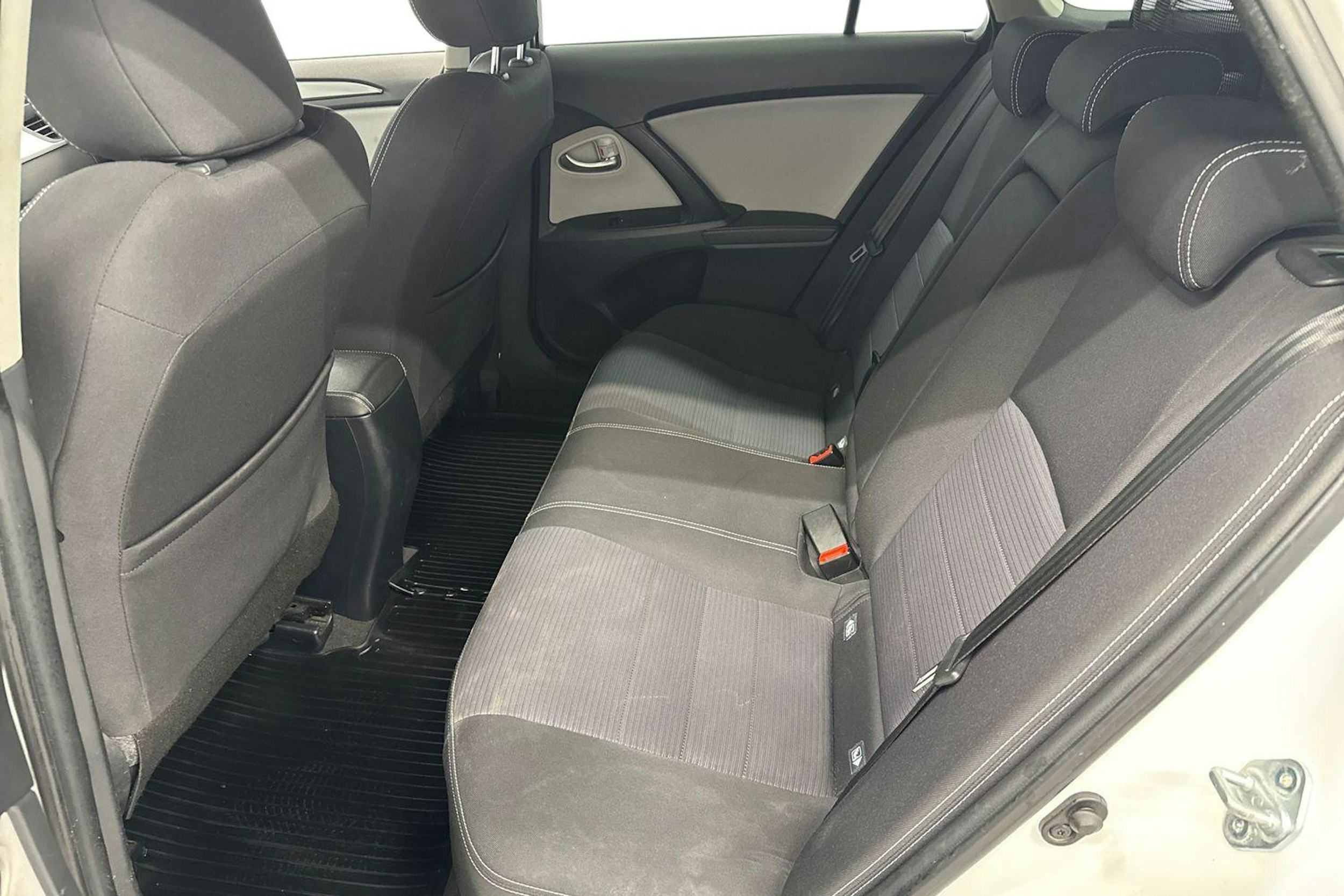 valkoinen Toyota Avensis 2016 kuva 8.