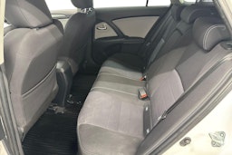 valkoinen Toyota Avensis 2016 kuva 8.