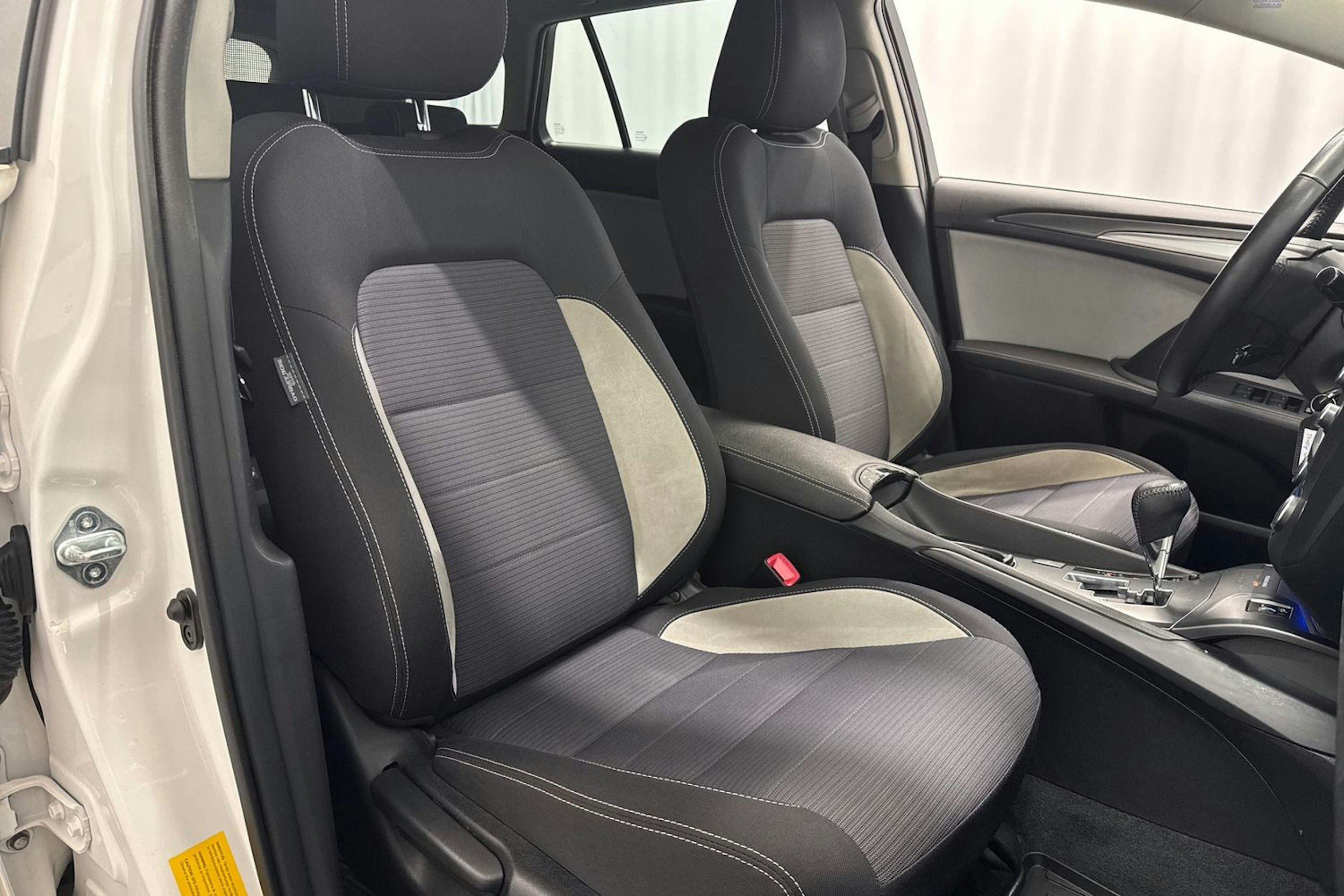valkoinen Toyota Avensis 2016 kuva 11.