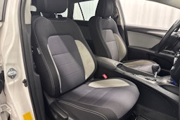 valkoinen Toyota Avensis 2016 kuva 11.