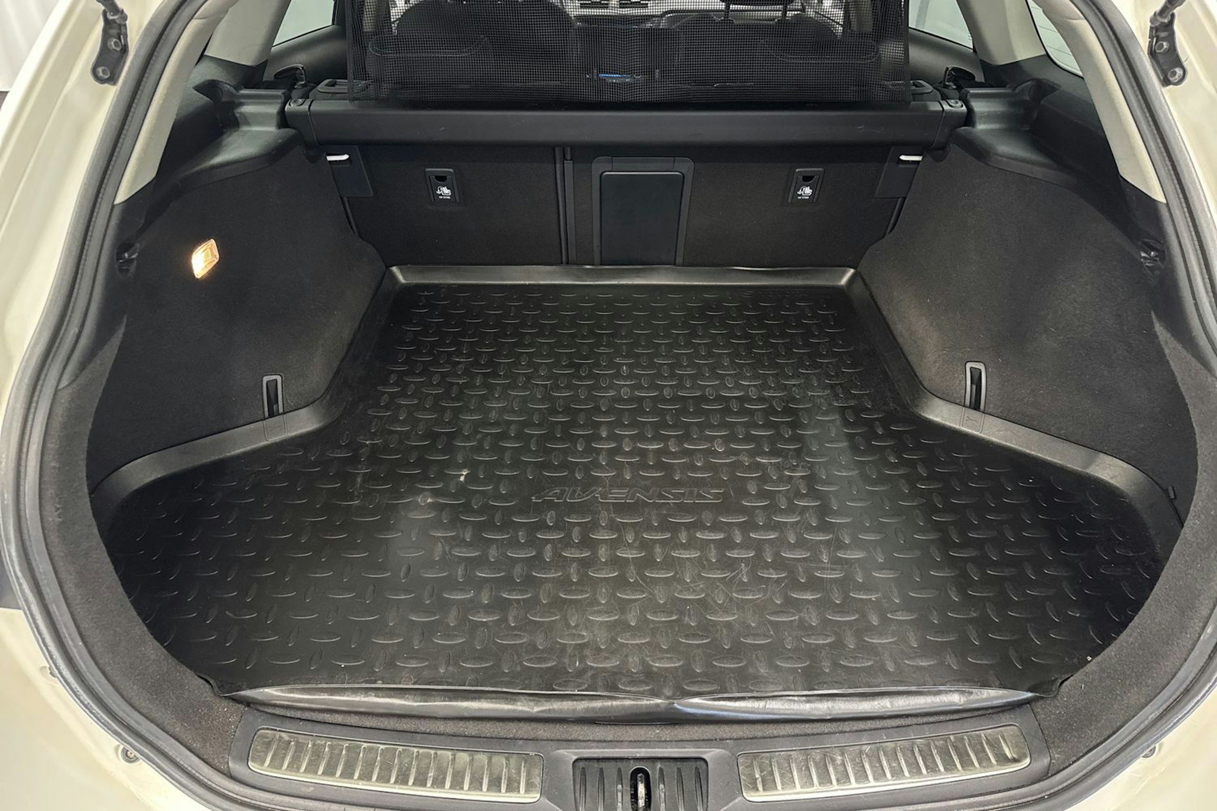 valkoinen Toyota Avensis 2016 kuva 12.