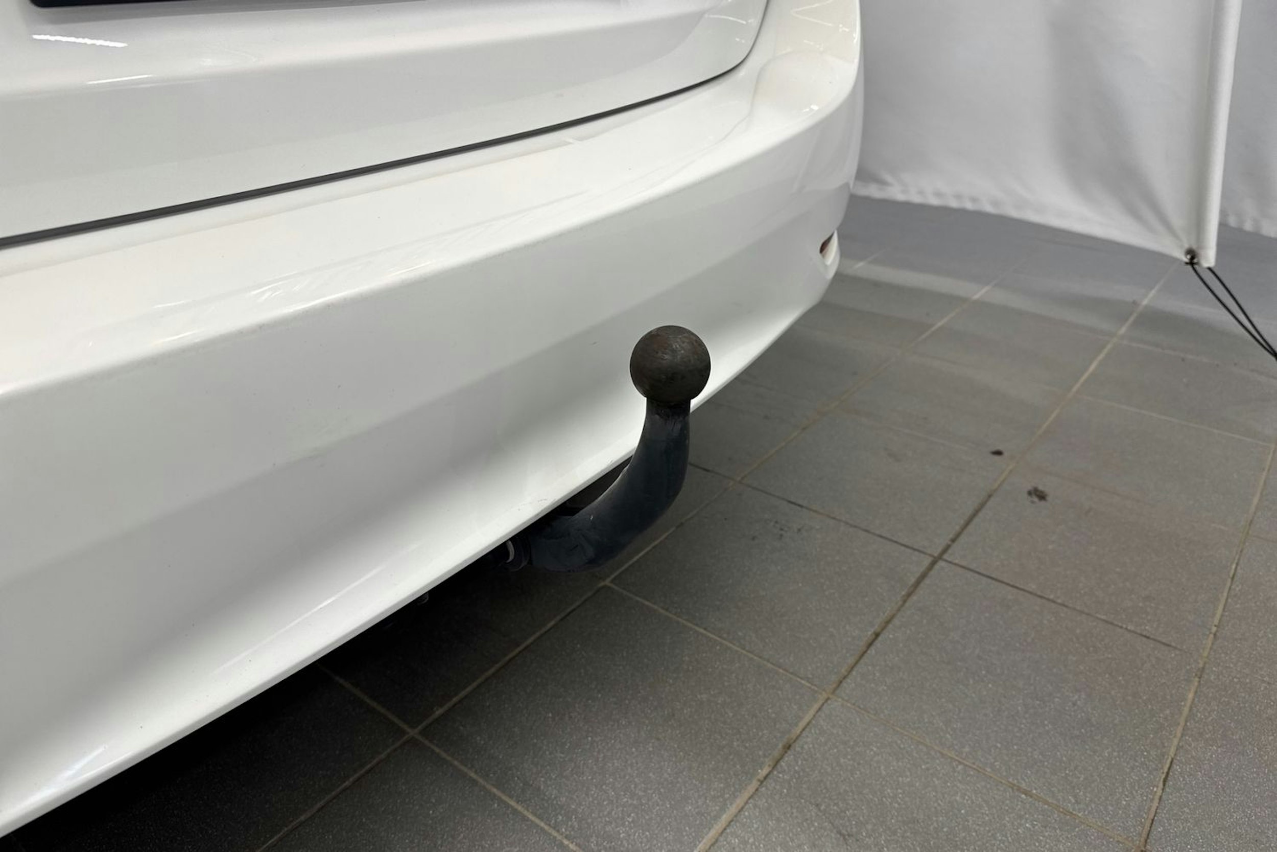 valkoinen Toyota Avensis 2016 kuva 13.