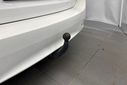 valkoinen Toyota Avensis 2016 kuva 13.