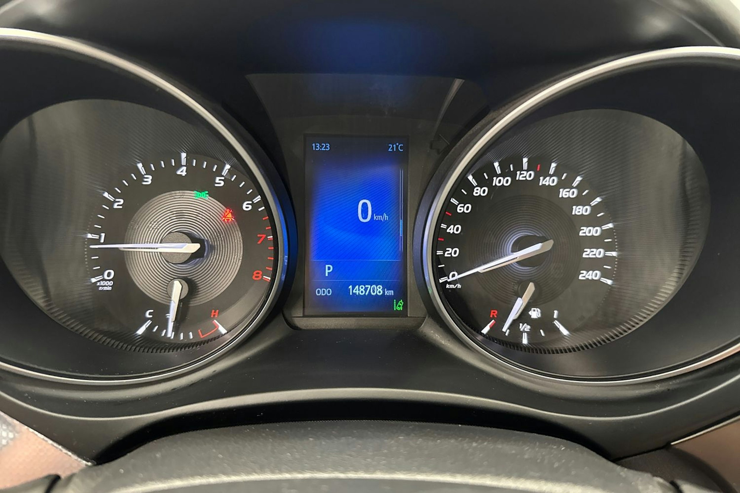 valkoinen Toyota Avensis 2016 kuva 14.