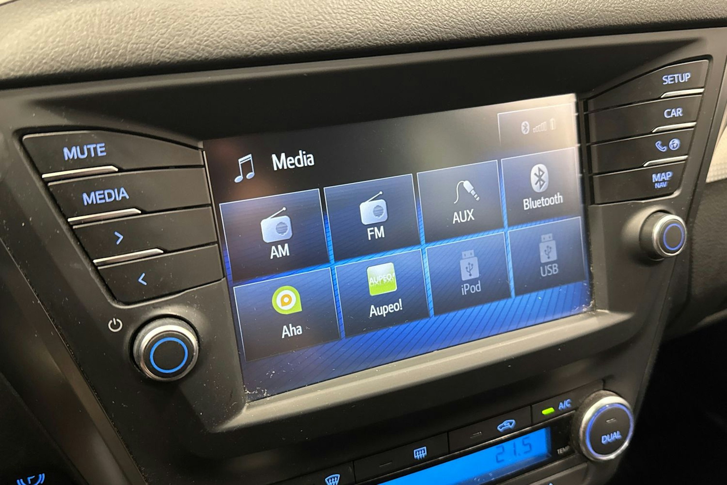 valkoinen Toyota Avensis 2016 kuva 18.