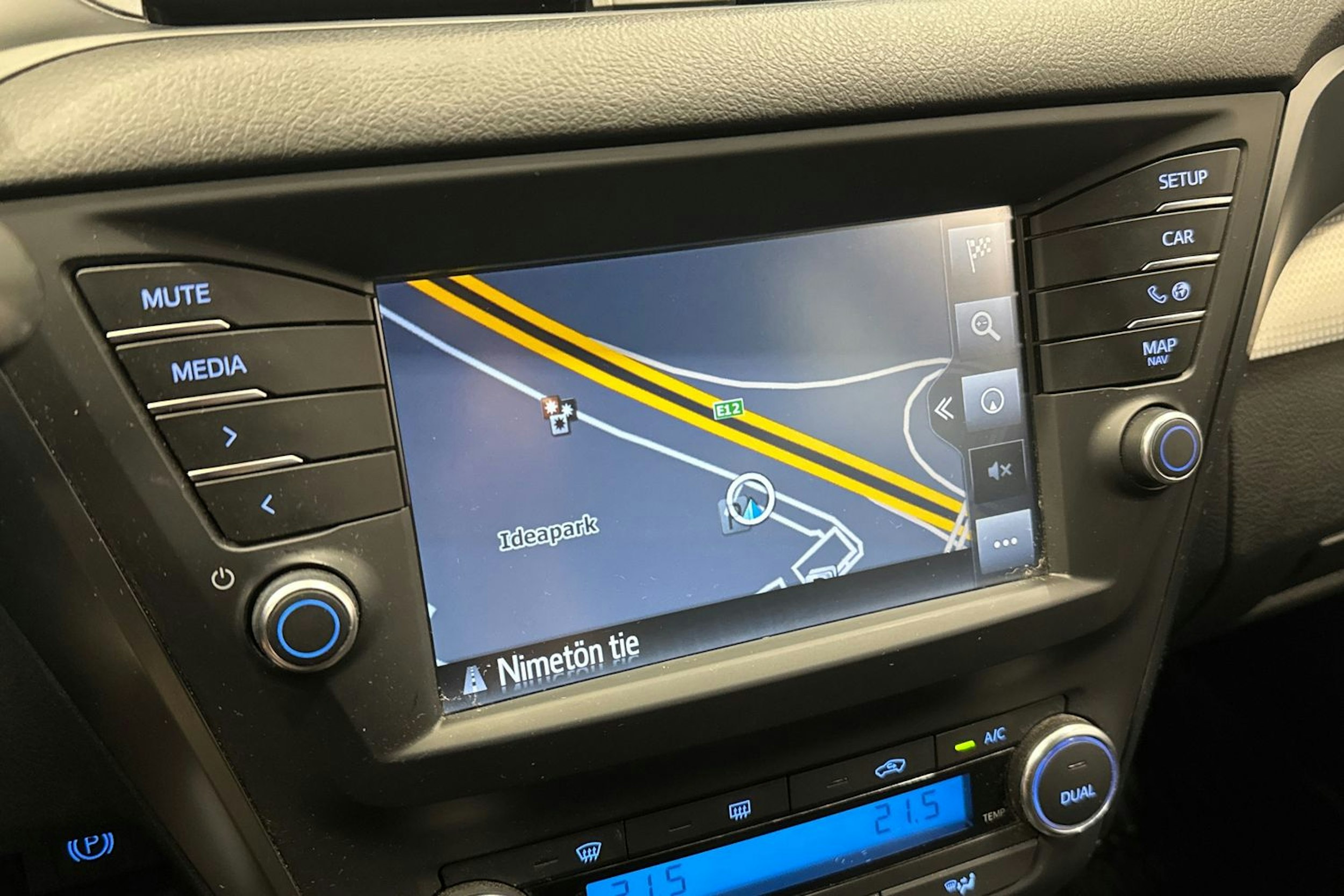 valkoinen Toyota Avensis 2016 kuva 19.