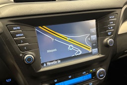 valkoinen Toyota Avensis 2016 kuva 19.