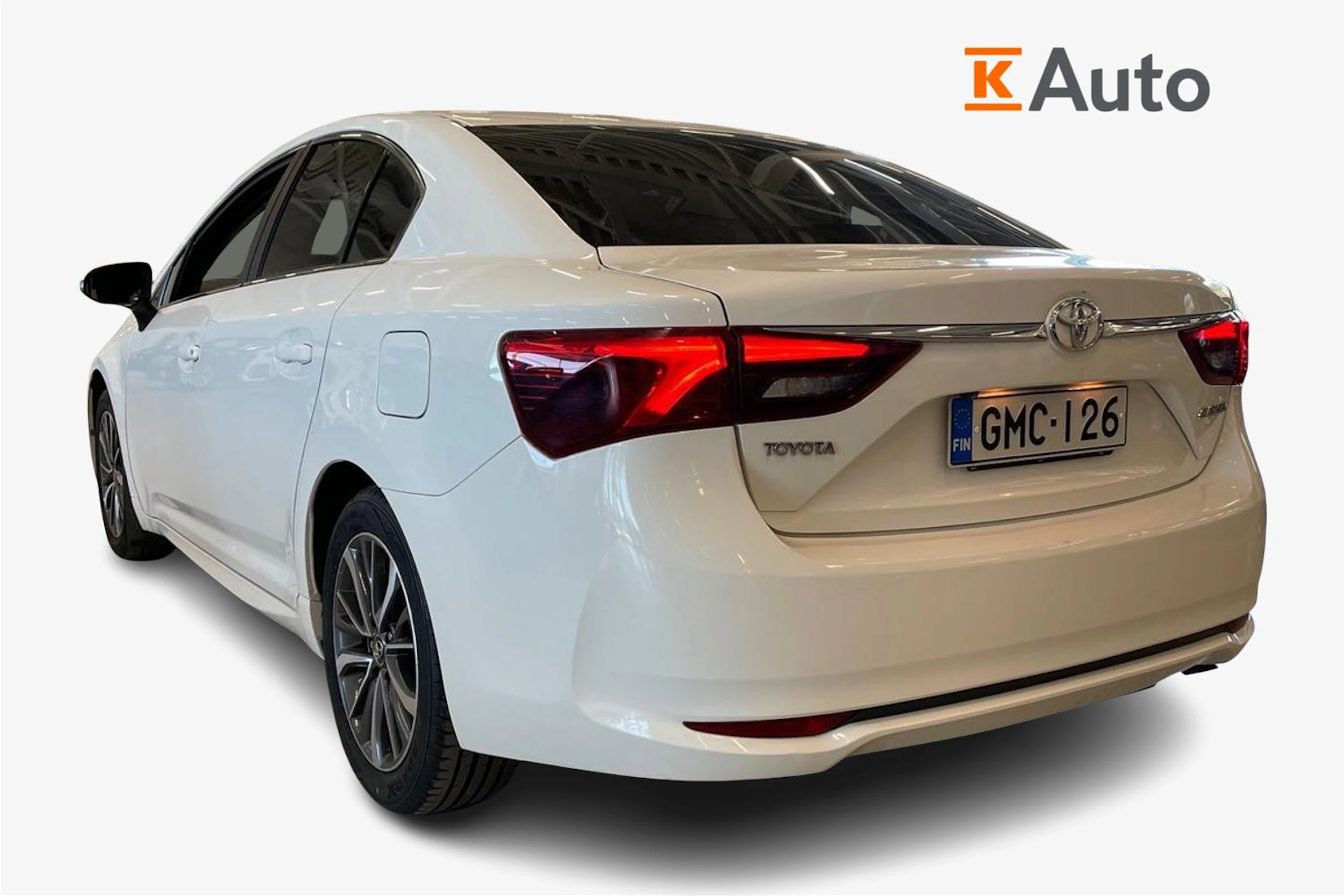 valkoinen Toyota Avensis 2016 kuva 3.