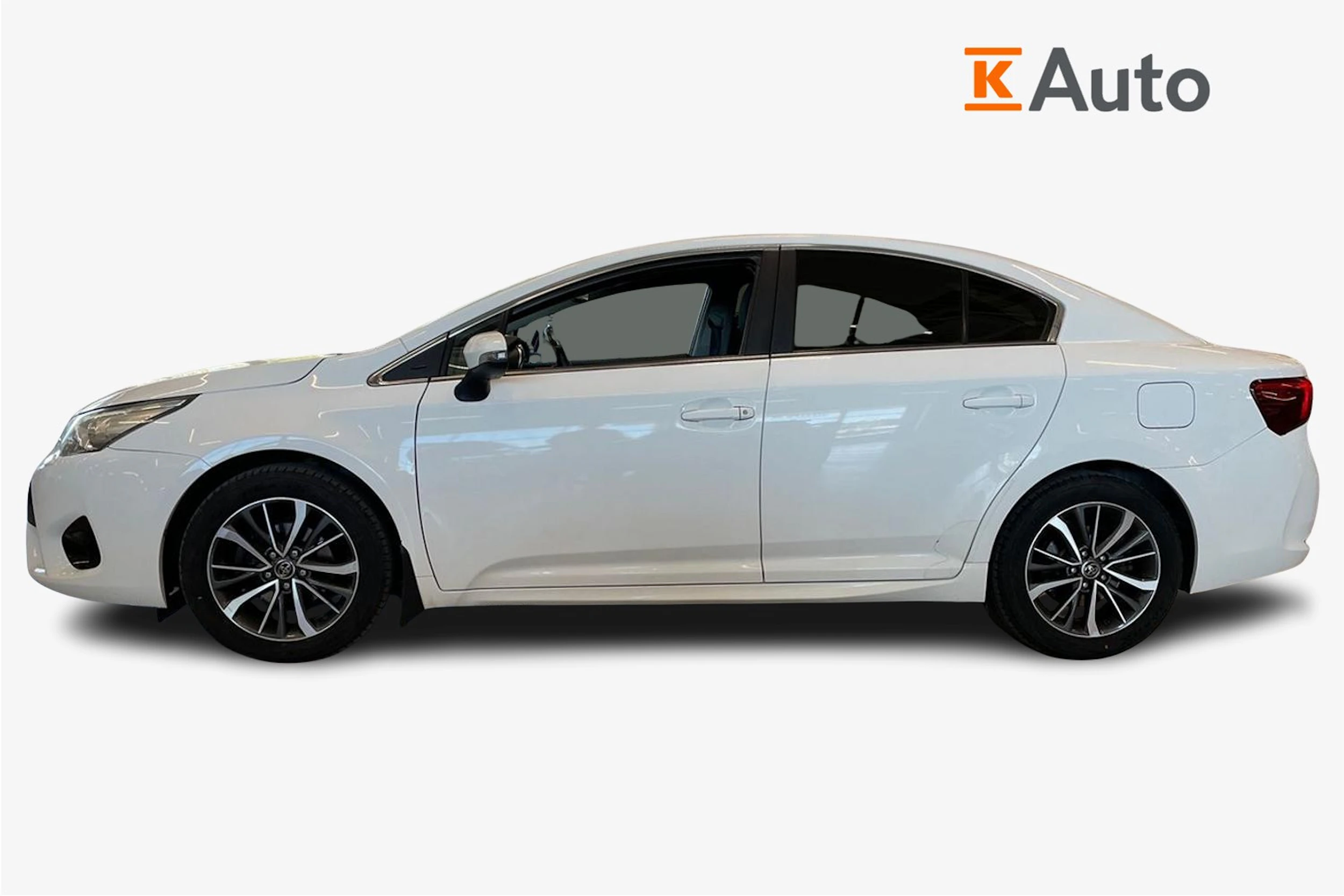 valkoinen Toyota Avensis 2016 kuva 7.