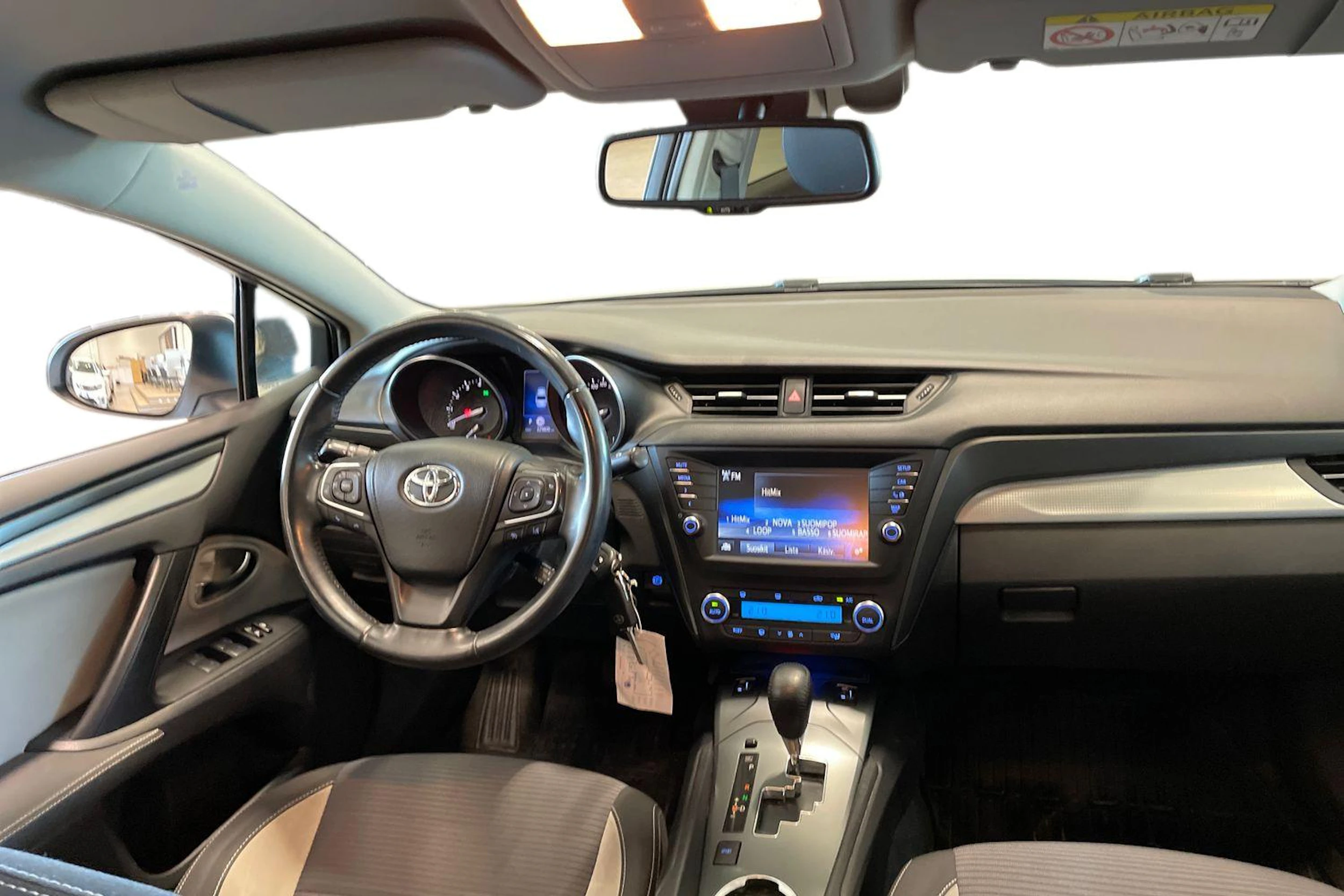 valkoinen Toyota Avensis 2016 kuva 9.