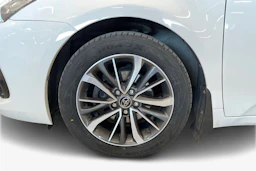 valkoinen Toyota Avensis 2016 kuva 12.