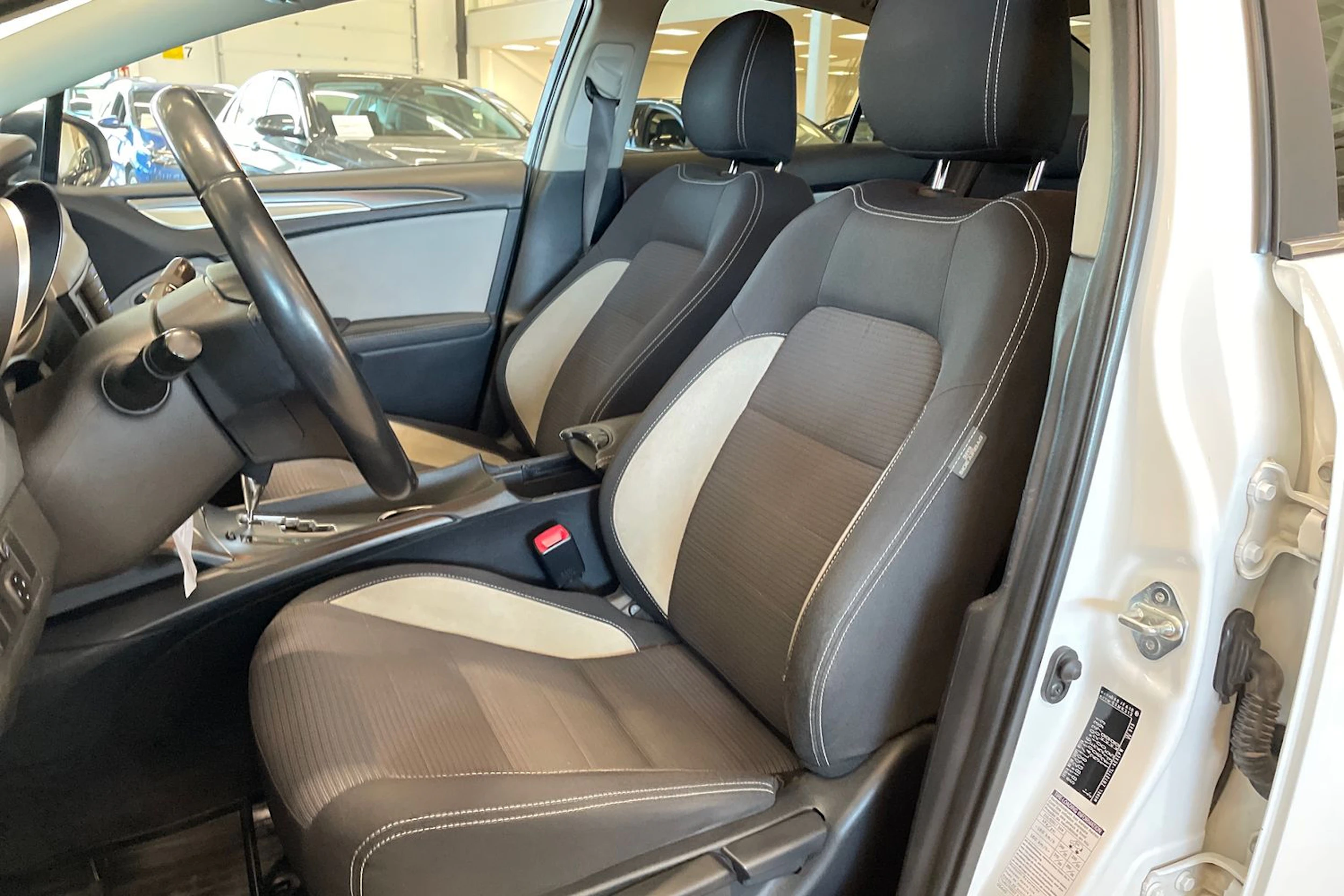 valkoinen Toyota Avensis 2016 kuva 15.