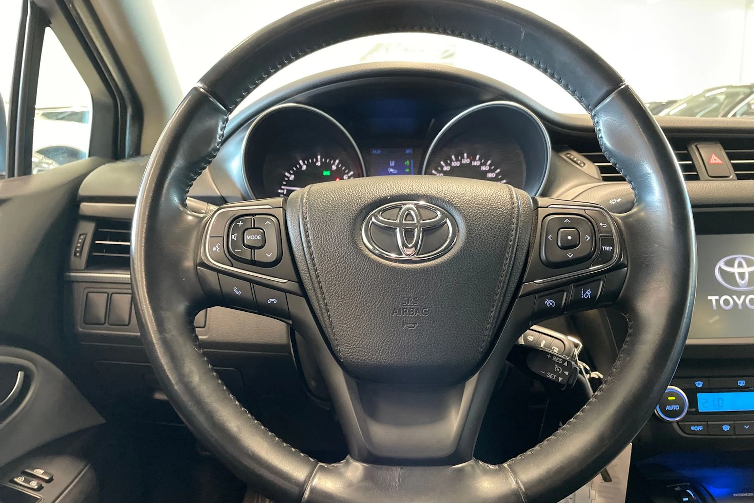 valkoinen Toyota Avensis 2016 kuva 17.