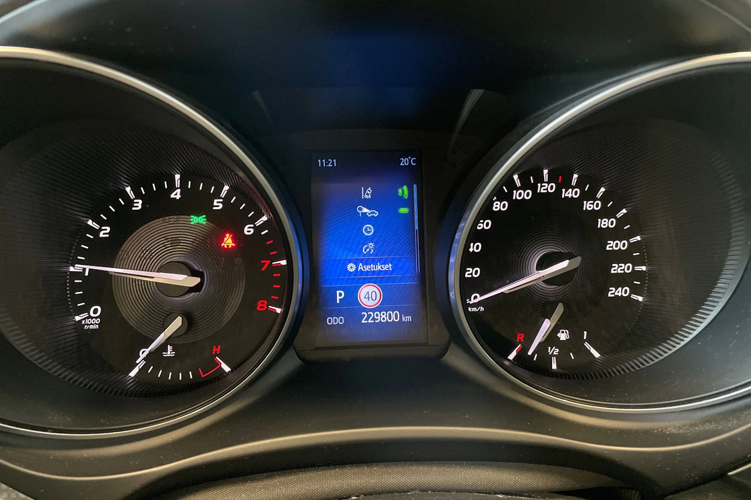 valkoinen Toyota Avensis 2016 kuva 21.