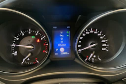 valkoinen Toyota Avensis 2016 kuva 21.