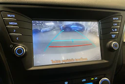 valkoinen Toyota Avensis 2016 kuva 23.