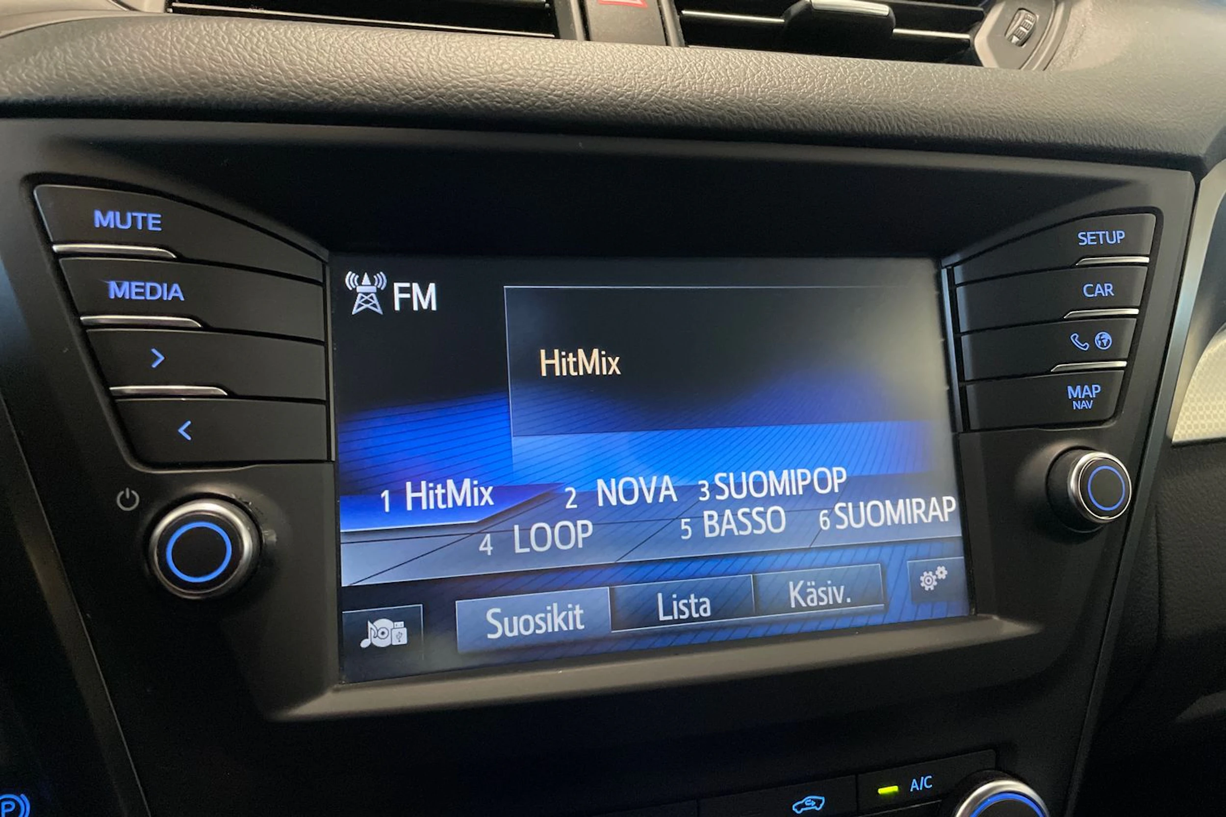 valkoinen Toyota Avensis 2016 kuva 24.