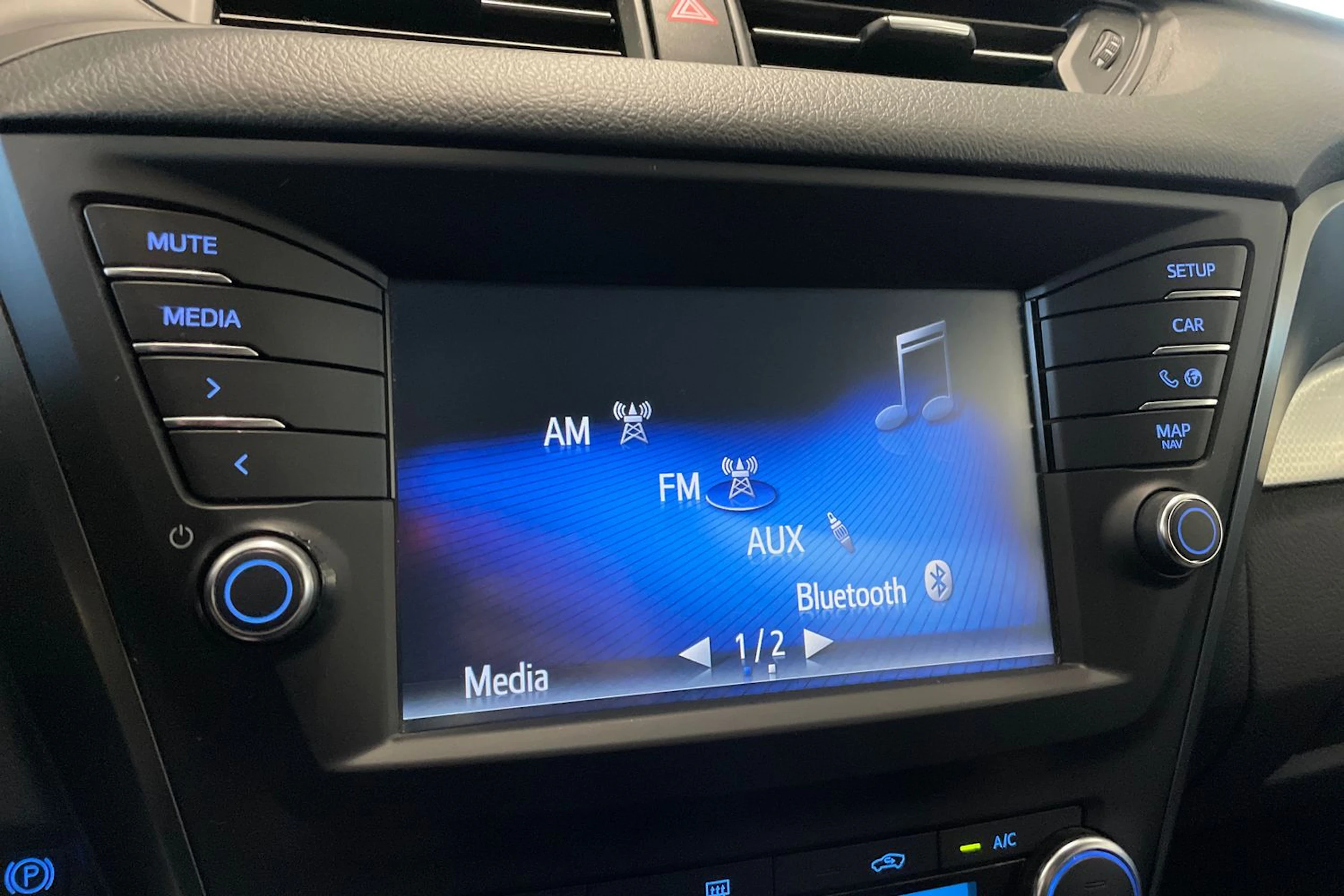 valkoinen Toyota Avensis 2016 kuva 25.
