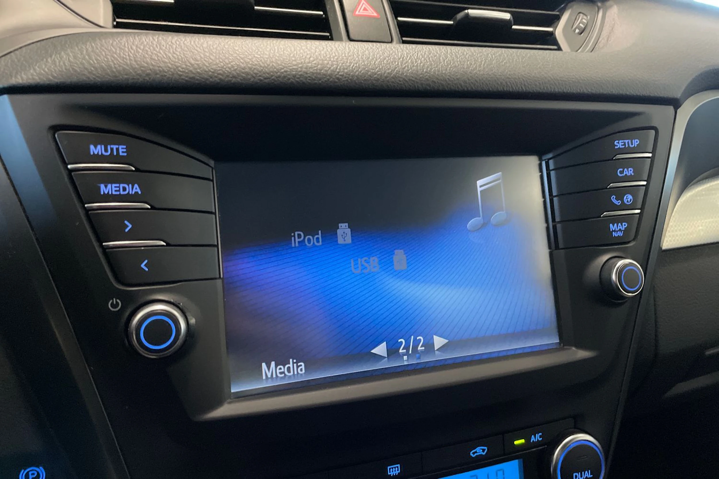 valkoinen Toyota Avensis 2016 kuva 26.