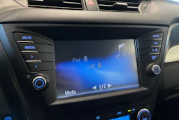 valkoinen Toyota Avensis 2016 kuva 26.