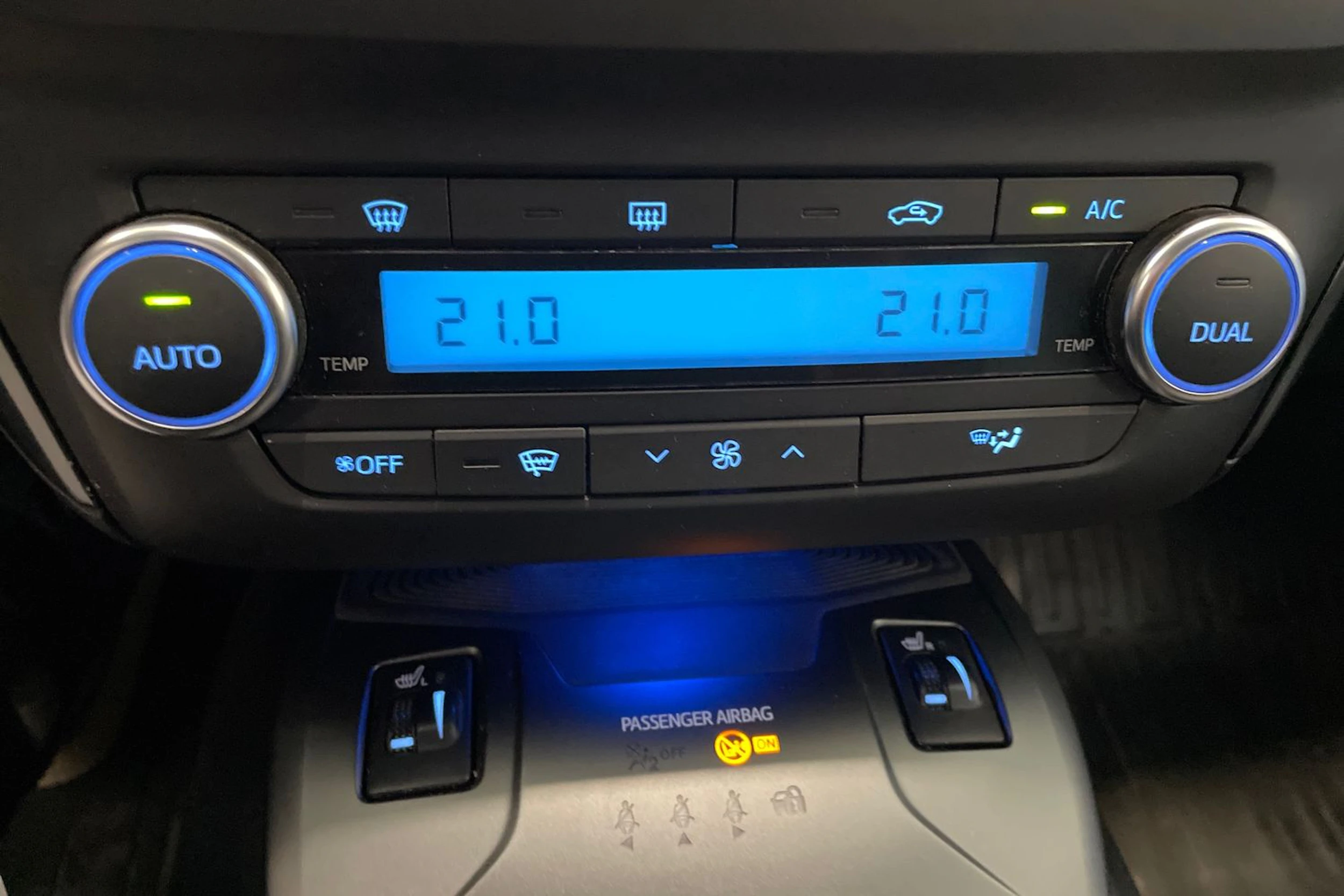 valkoinen Toyota Avensis 2016 kuva 28.