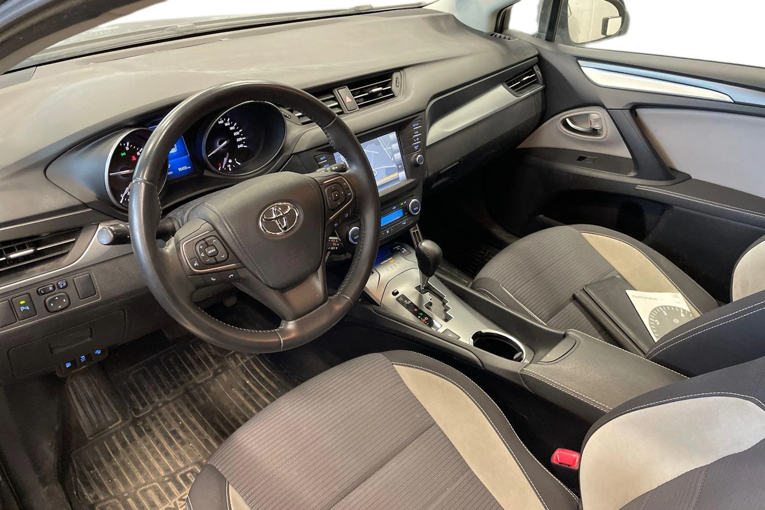 Harmaa Toyota AVENSIS 2016 kuva 3.