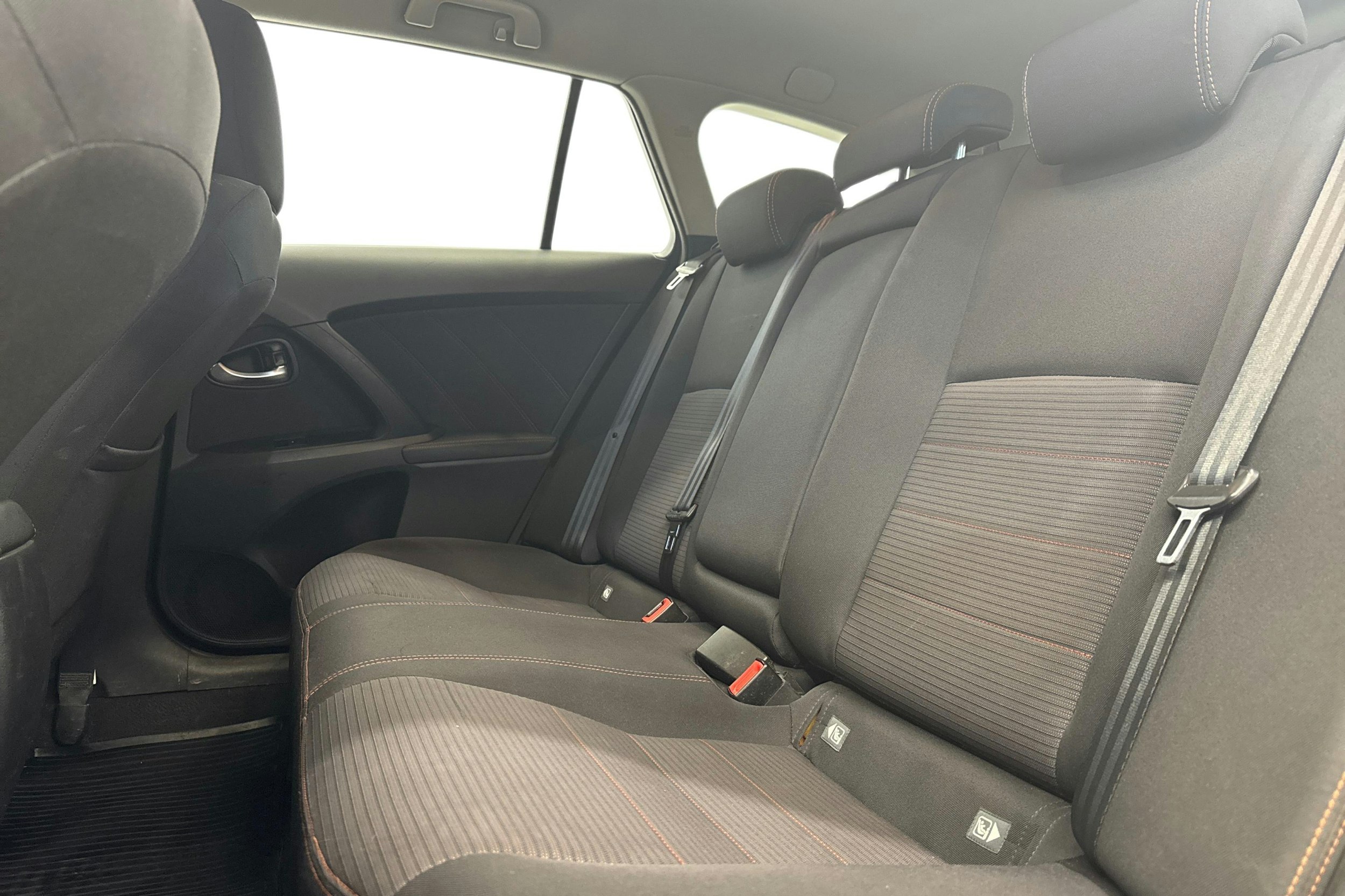 ruskea (beige) Toyota Avensis 2016 kuva 10.