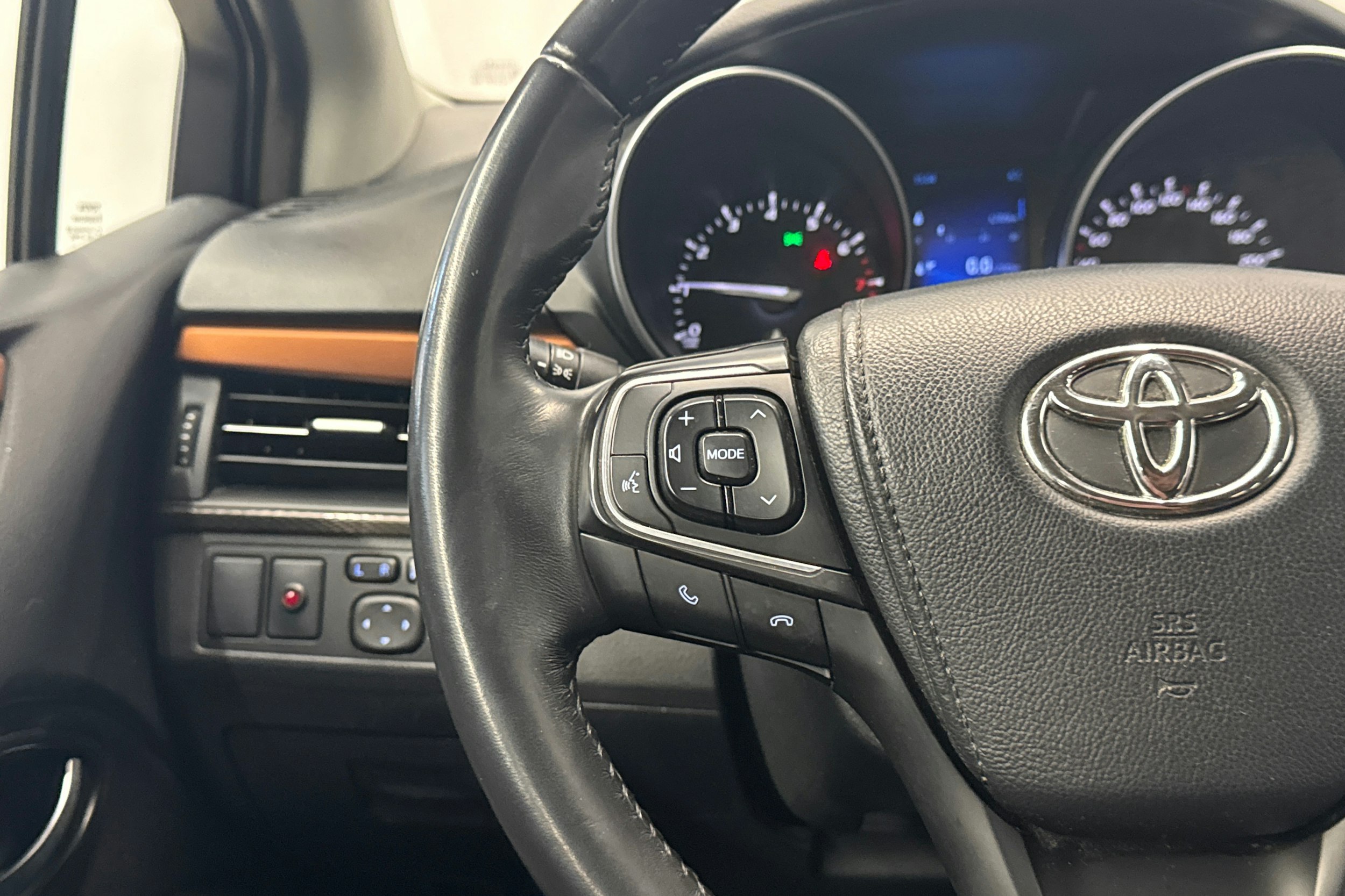 ruskea (beige) Toyota Avensis 2016 kuva 14.