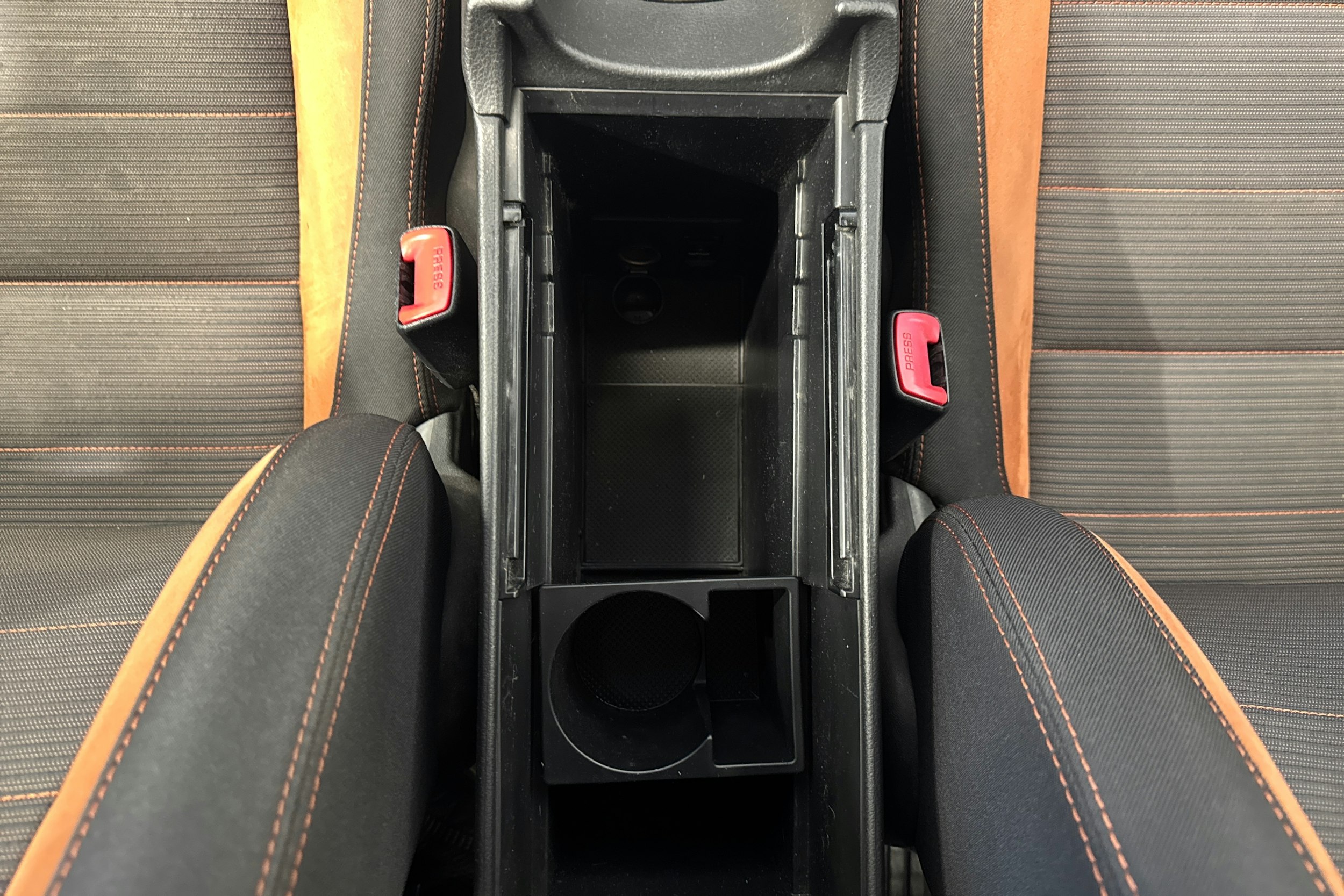 ruskea (beige) Toyota Avensis 2016 kuva 26.