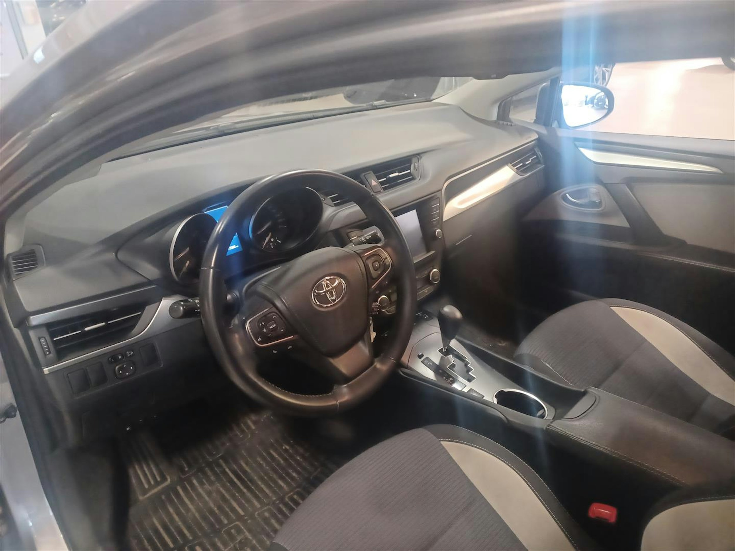 Ruskea (beige) Toyota AVENSIS 2016 kuva 2.