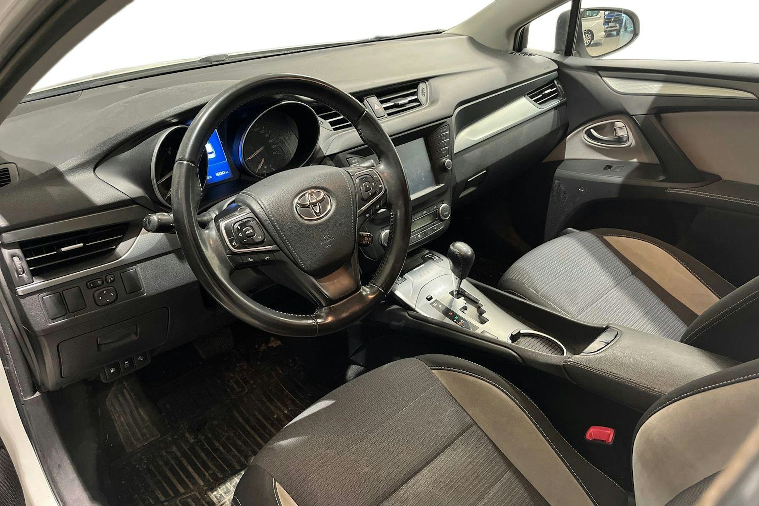 valkoinen Toyota Avensis 2016 kuva 3.