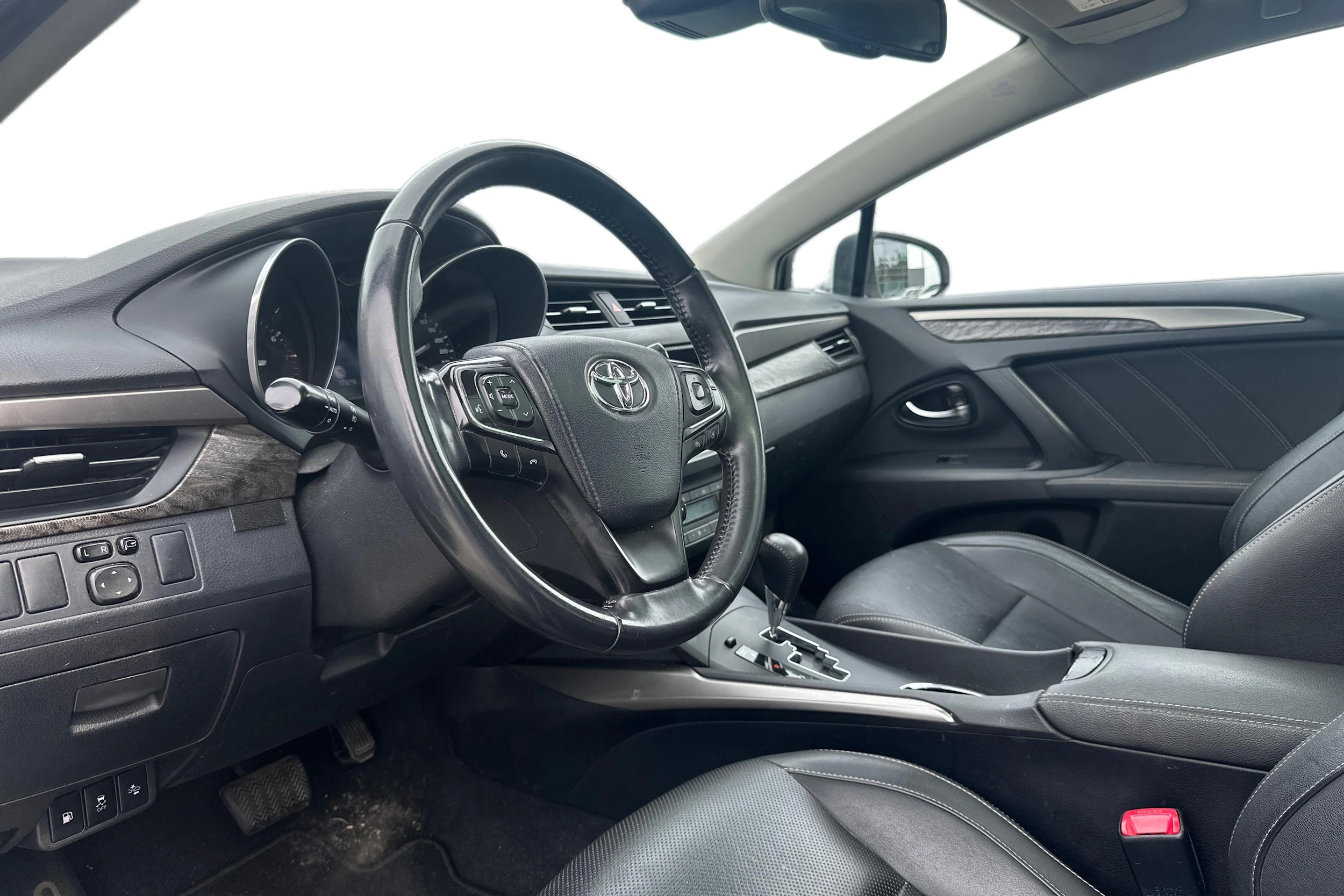 valkoinen Toyota Avensis 2016 kuva 3.