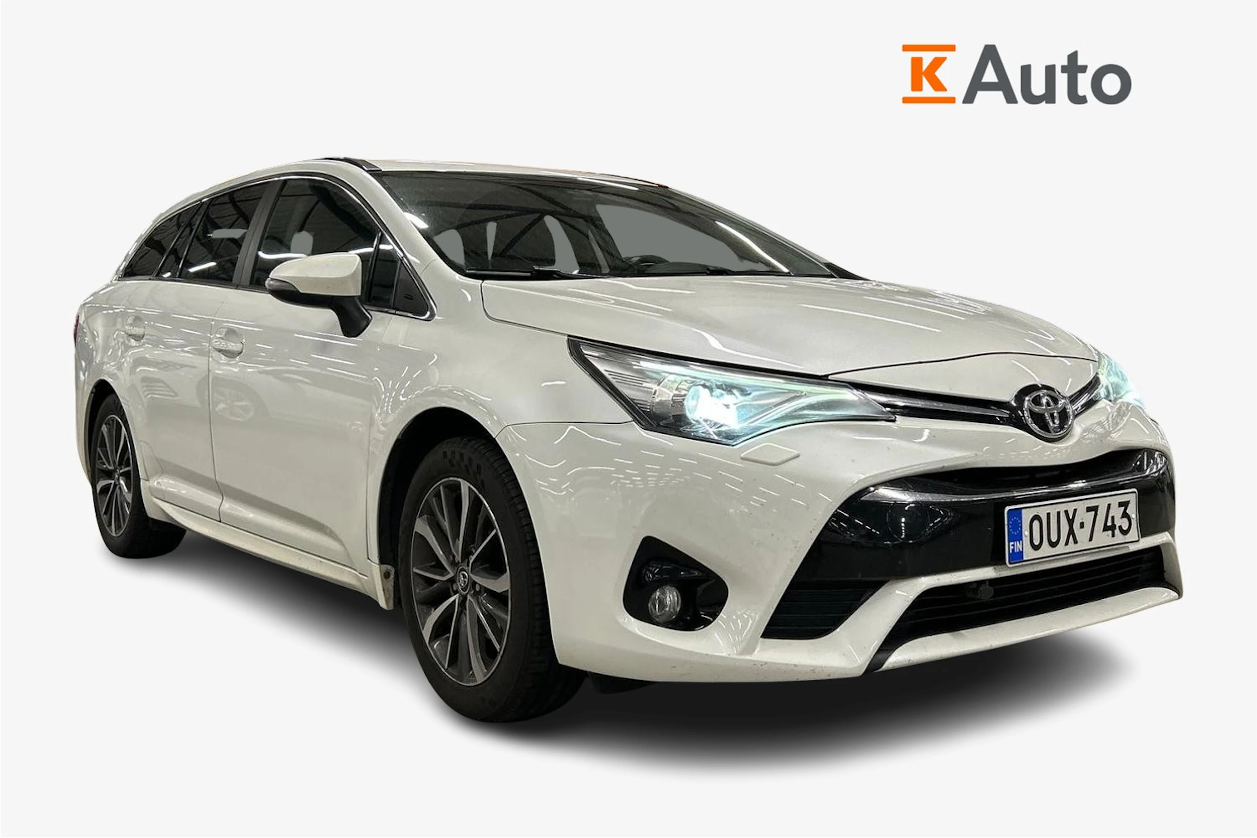 Valkoinen Toyota AVENSIS 2016 kuva 1.