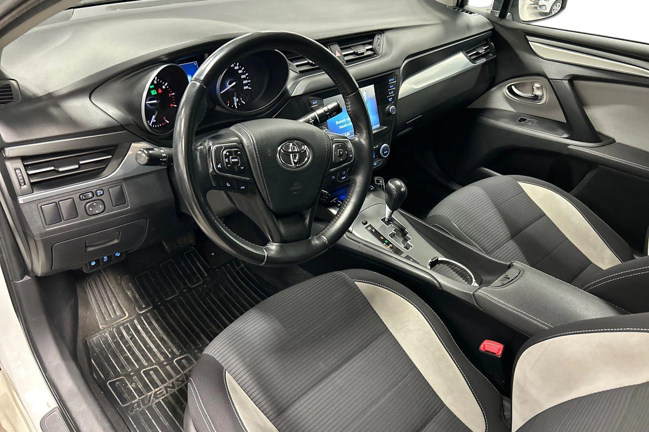 Valkoinen Toyota AVENSIS 2016 kuva 3.
