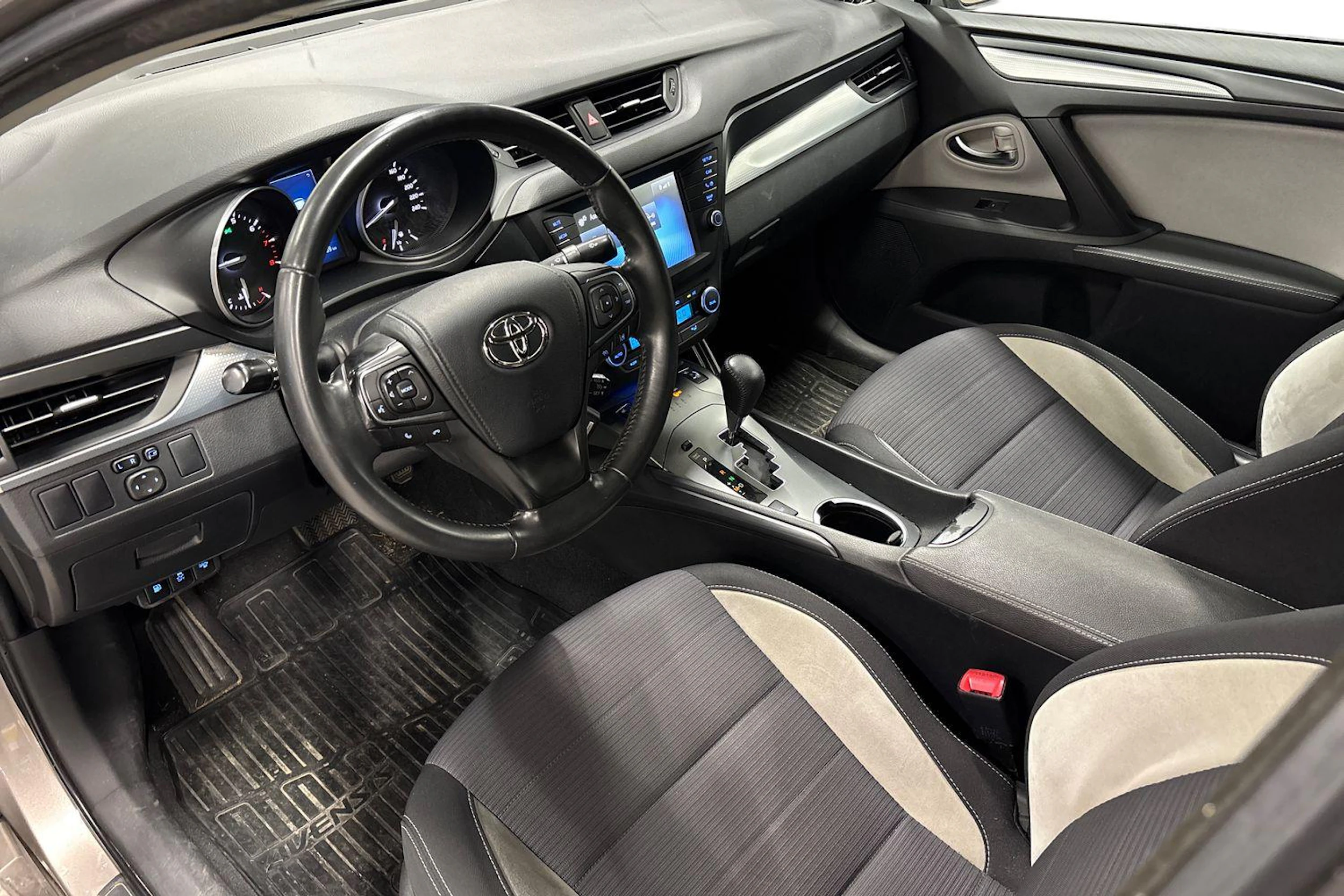 ruskea (beige) Toyota Avensis 2016 kuva 3.