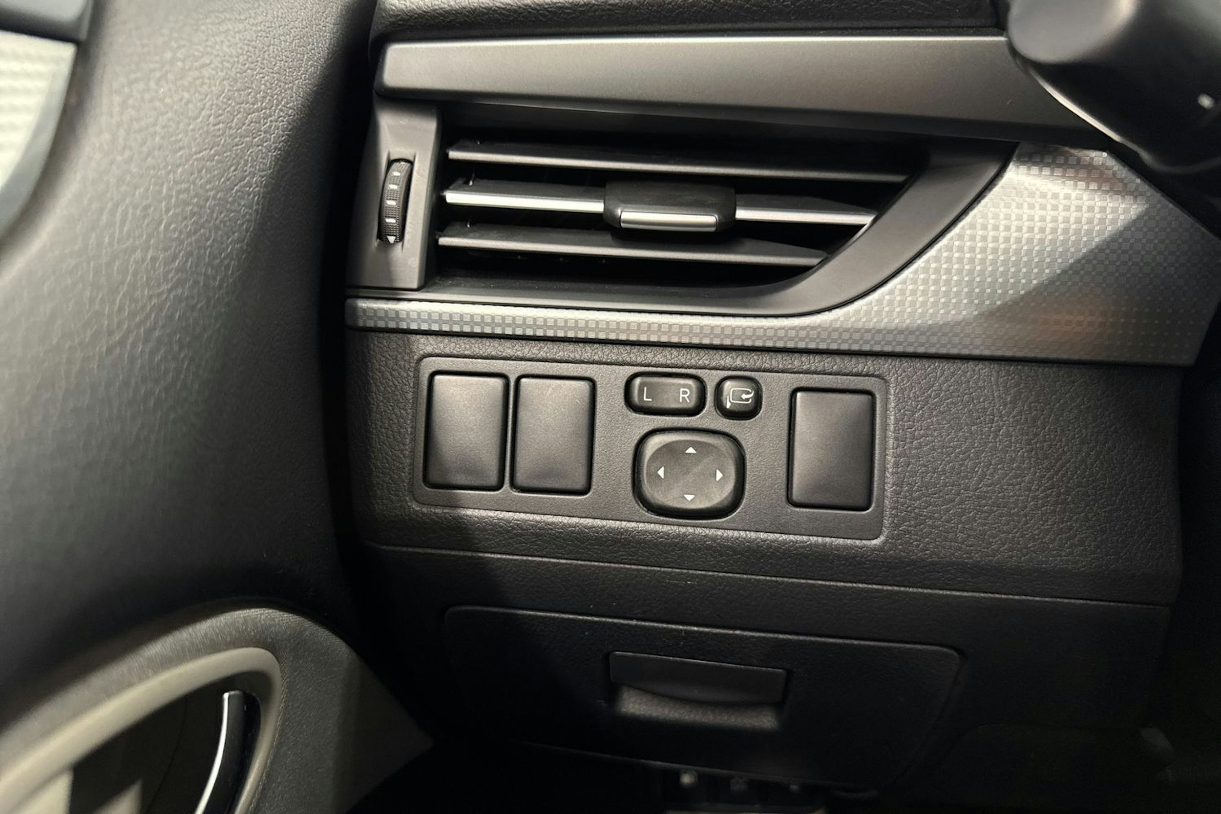ruskea (beige) Toyota Avensis 2016 kuva 18.