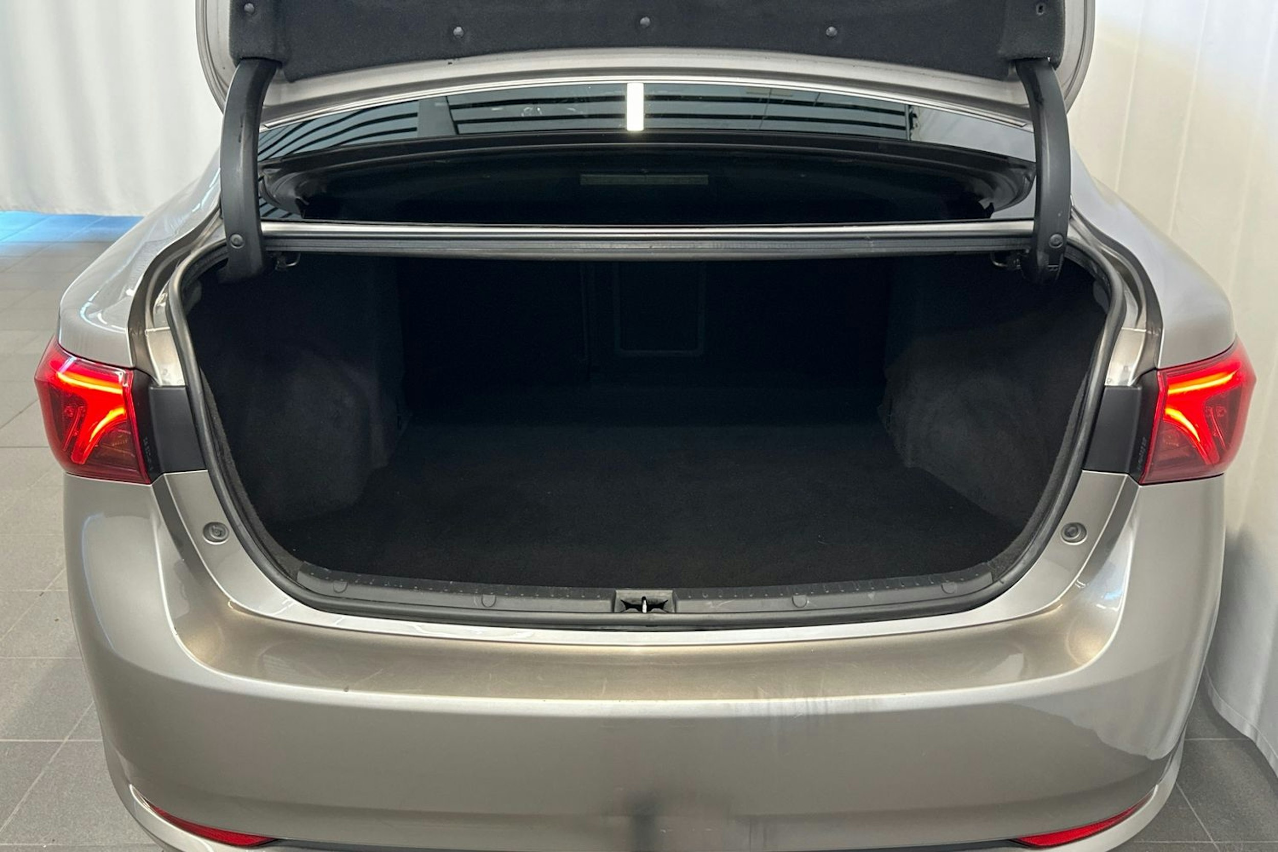 ruskea (beige) Toyota Avensis 2016 kuva 15.