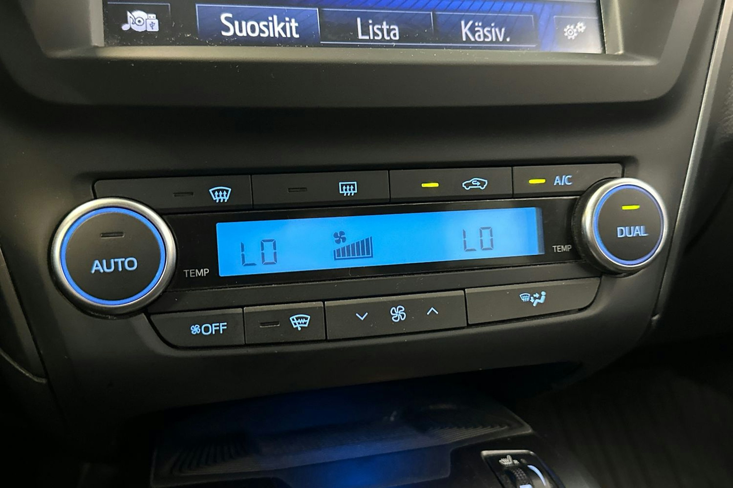 ruskea (beige) Toyota Avensis 2016 kuva 23.