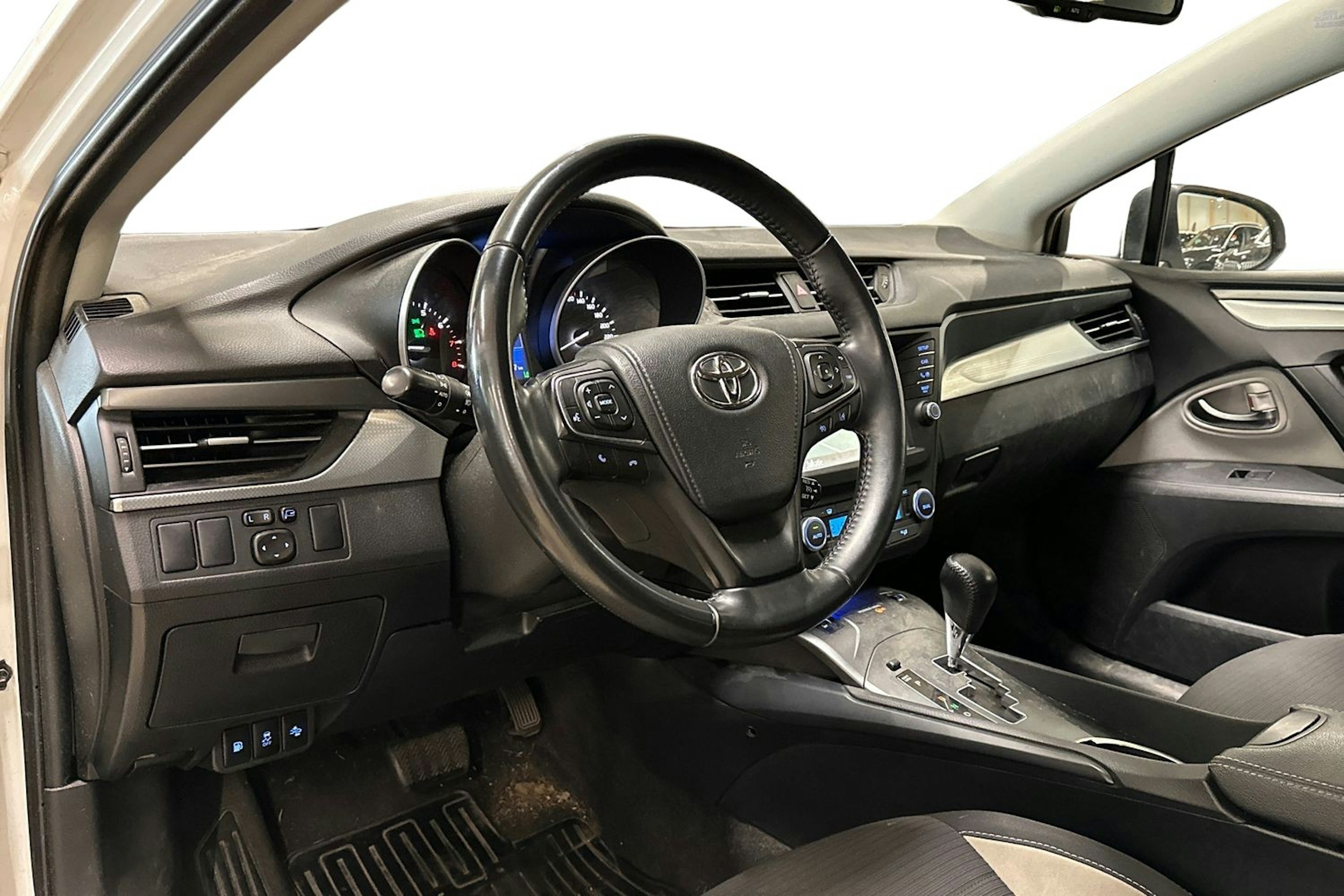 valkoinen Toyota Avensis 2016 kuva 3.
