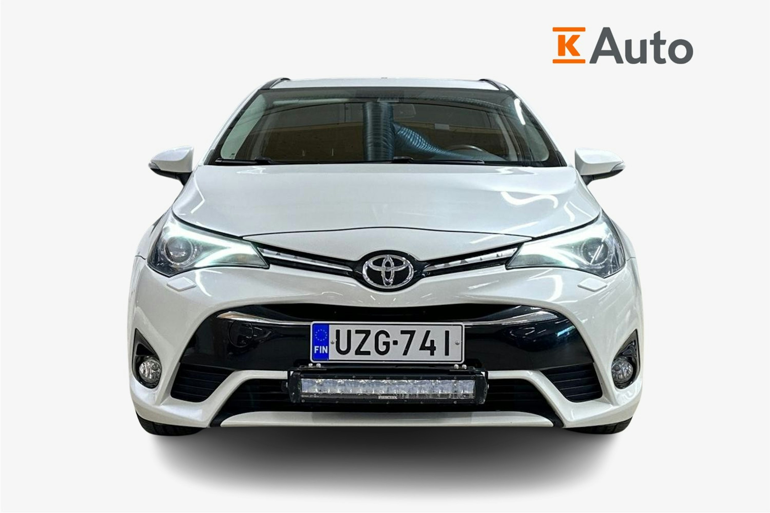 valkoinen Toyota Avensis 2016 kuva 5.